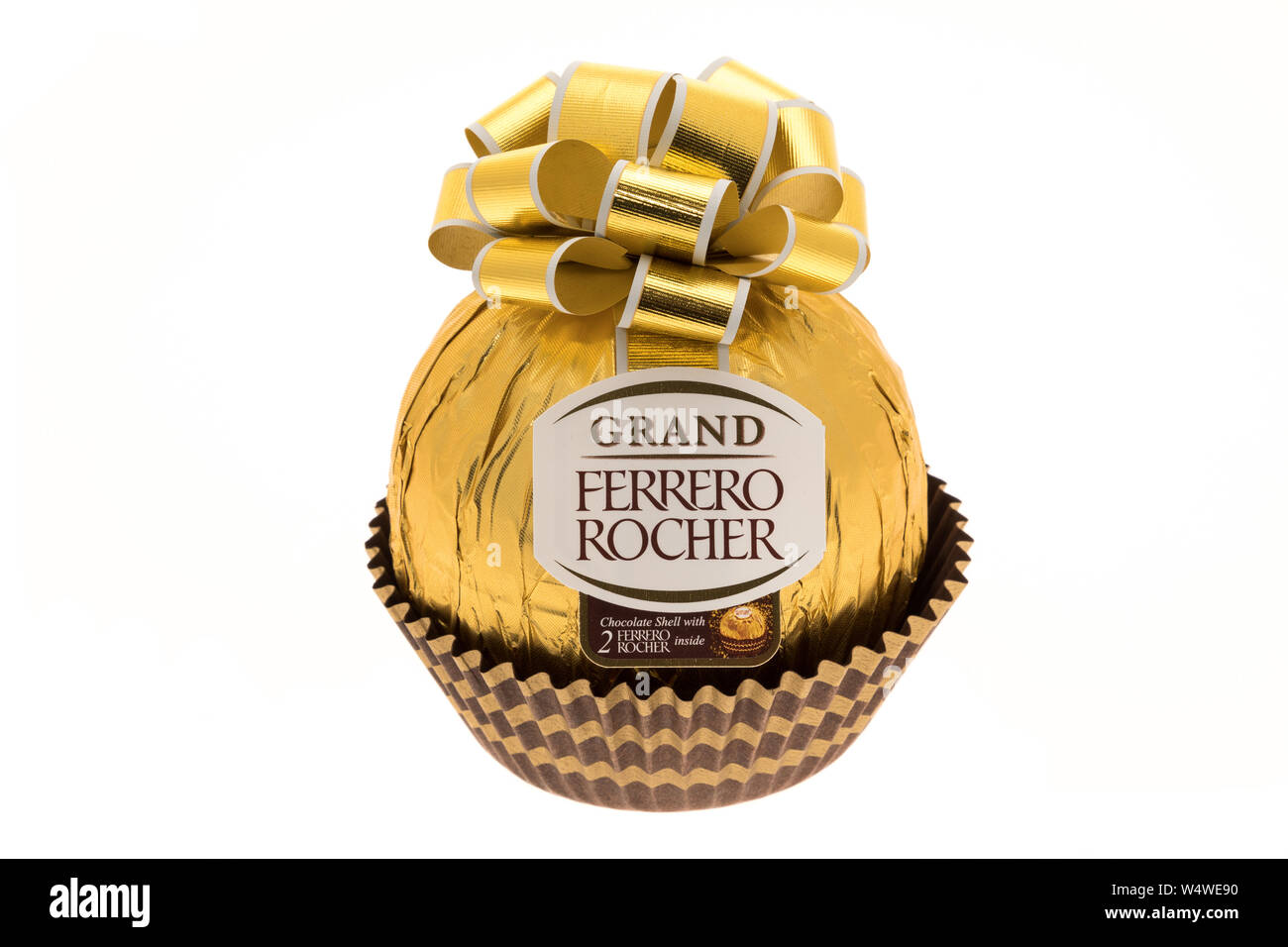Un gigante envuelto de oro Ferrero Rocher huevo de chocolate Foto de stock