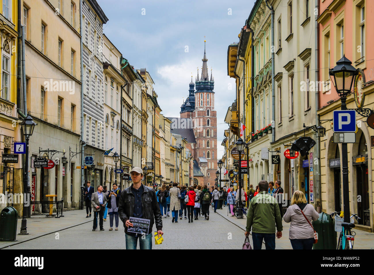 Cracovia, Polonia - Mayo 21, 2019: Los turistas caminando por la ciudad vieja de Cracovia. Foto de stock