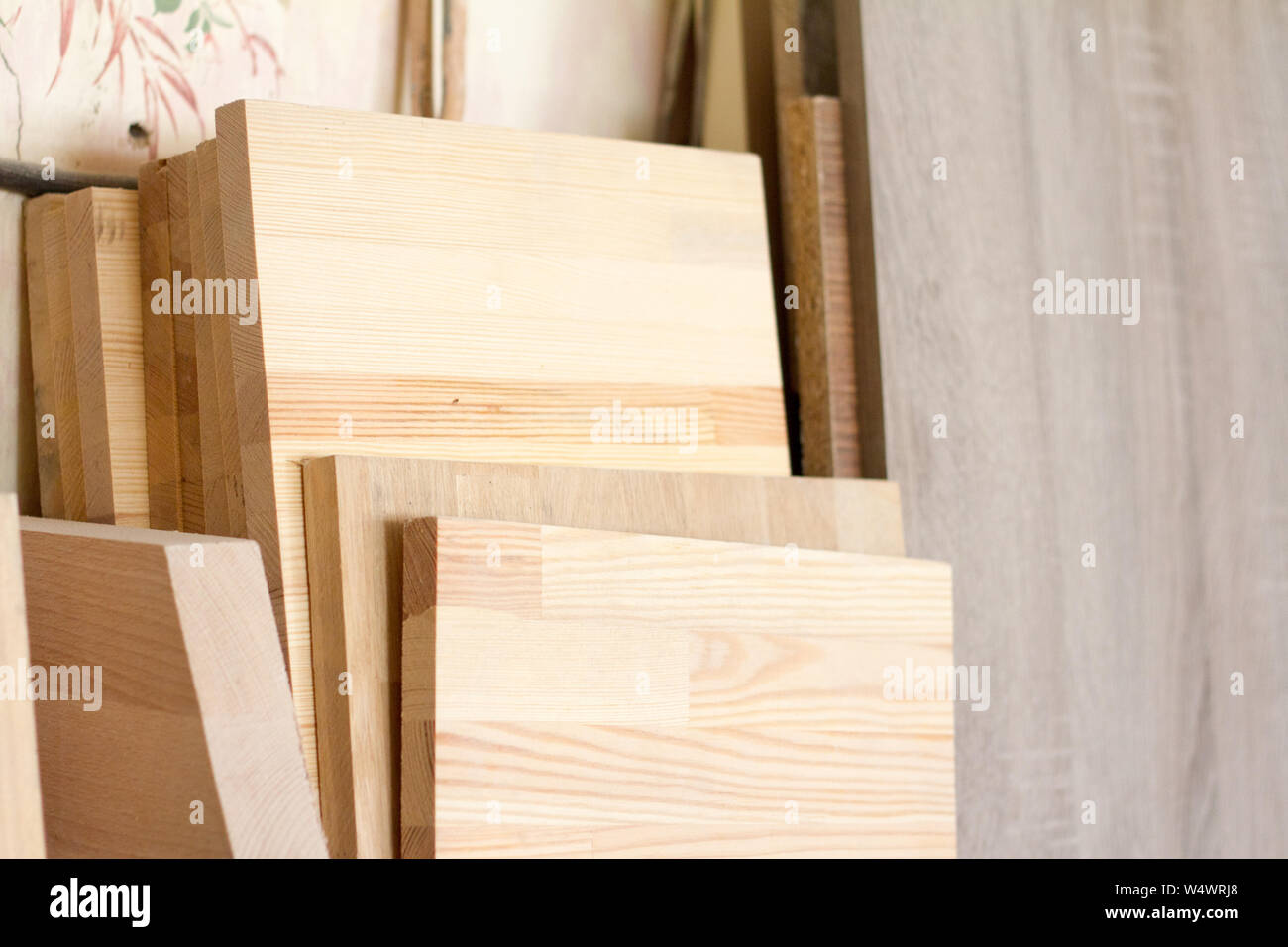 Pilares de madera y placas gruesas en el taller de muebles están listos  para trabajar Joiner, el enfoque selectivo Fotografía de stock - Alamy