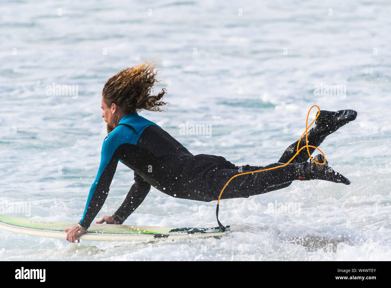 Tabla de surf voladora fotografías e imágenes de alta resolución Alamy