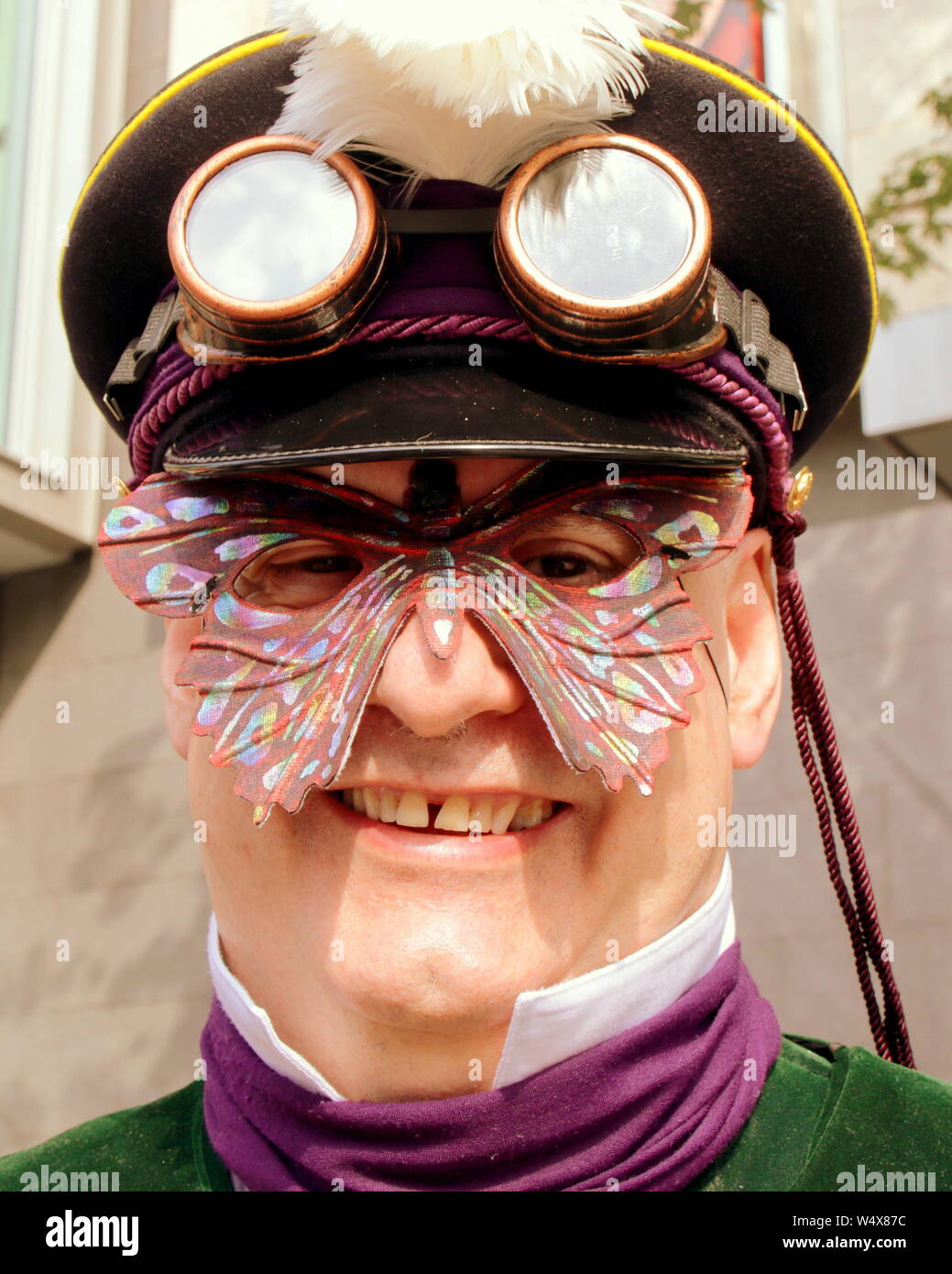 Glasgow, Escocia, Reino Unido. El 25 de julio de 2019. Sunny Merchant City  Festival vio Masquerade steam-punk del grupo "Glasgow omnipresente sociedad  steampunk"trajes de ciencia ficción y satisfacer el Carnaval de Venecia