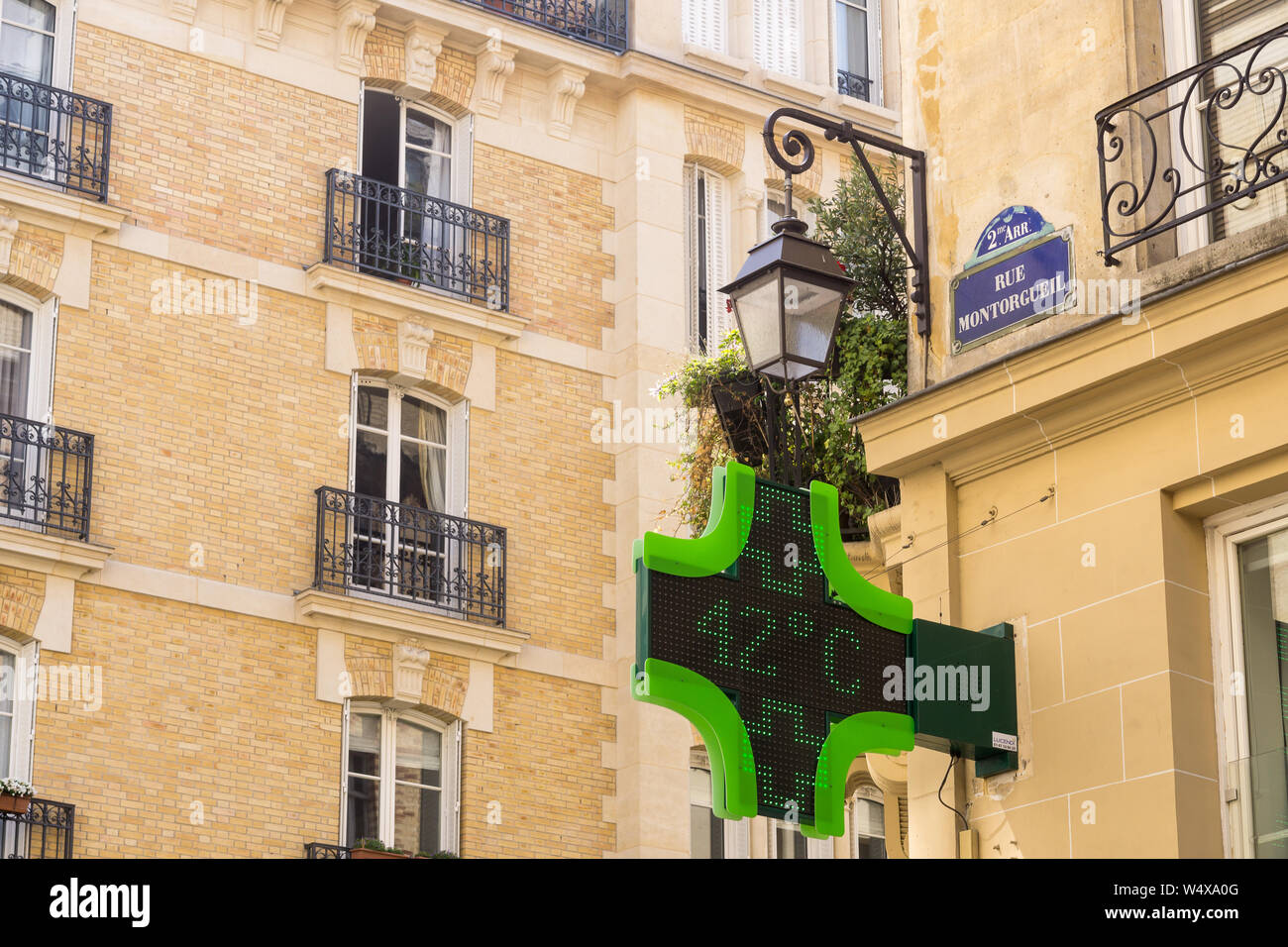 Ola de calor en París 2019 - El termómetro de la calle Rue Montorgueil en el 2º arrondissement mostrando 42 C (108 F) el 25 de julio de 2019 en París, Francia, Europa Foto de stock