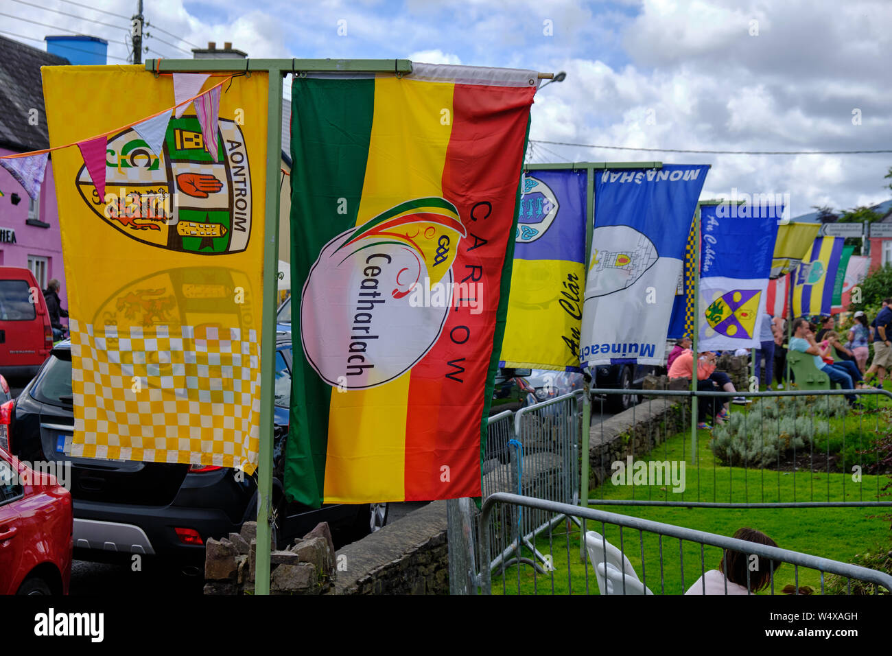 Banderas de diversos Gaelic Athletic Association county volando de un estacionamiento durante el fin de semana en el torneo, Sneem, Irlanda Foto de stock