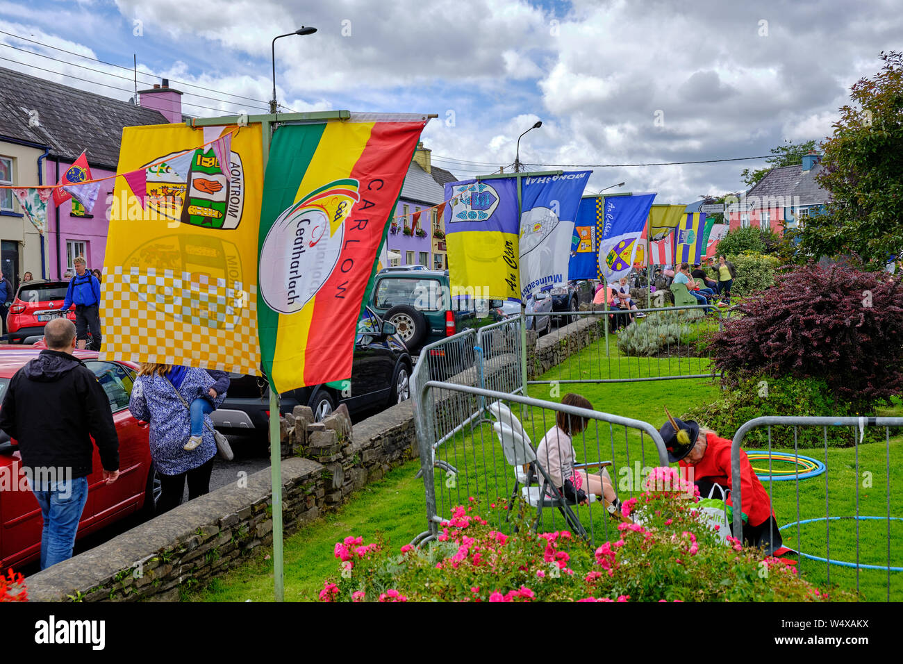 Banderas de diversos Gaelic Athletic Association county volando de un estacionamiento durante el fin de semana en el torneo, Sneem, Irlanda Foto de stock