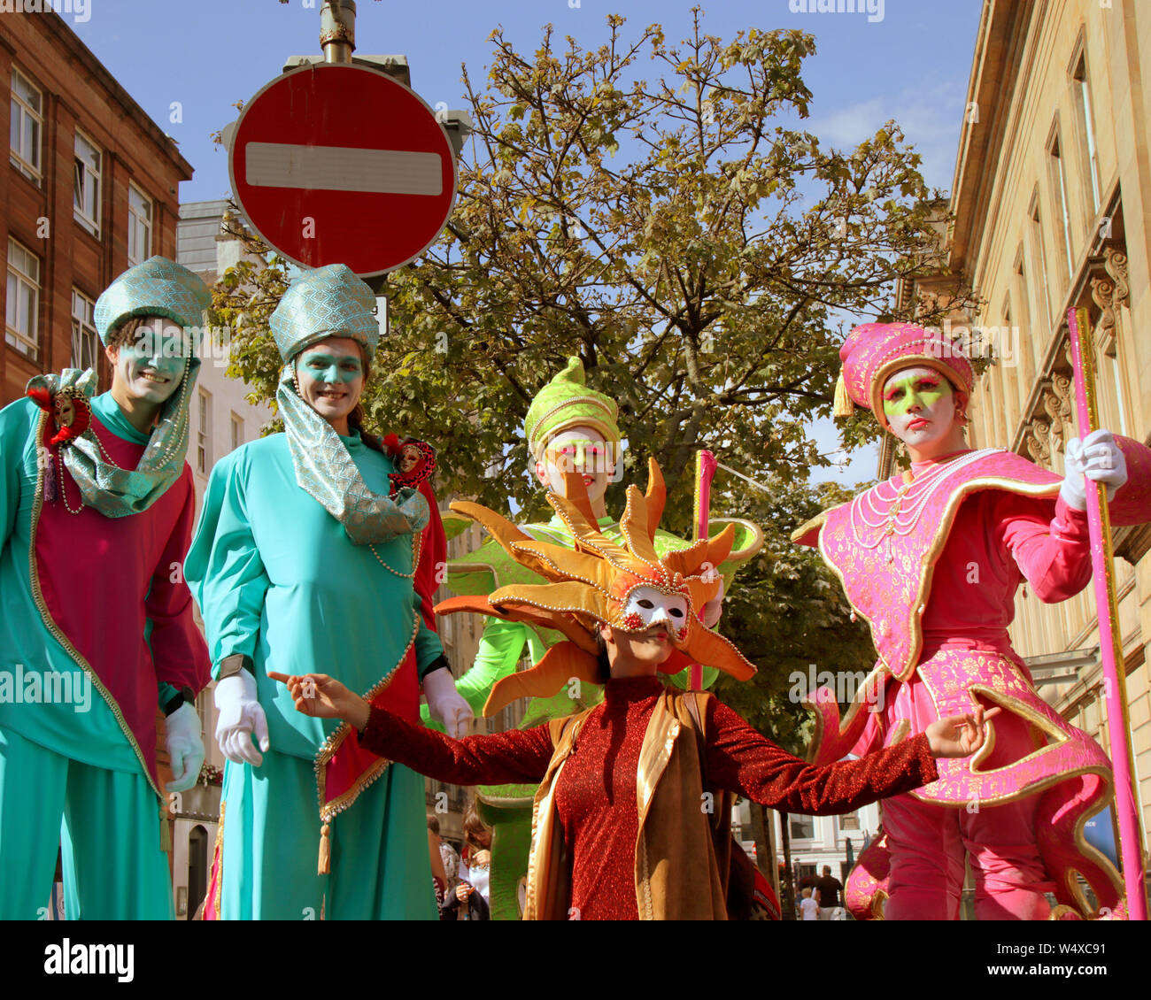 Glasgow, Escocia, Reino Unido, 25 julio, 2019. Sunny Merchant City Festival Masquerade trajes de ciencia ficción satisfacer el Carnaval de Venecia en las calles que eran demasiado caliente para los trajes. Gerard Ferry/ Alamy Live News Foto de stock