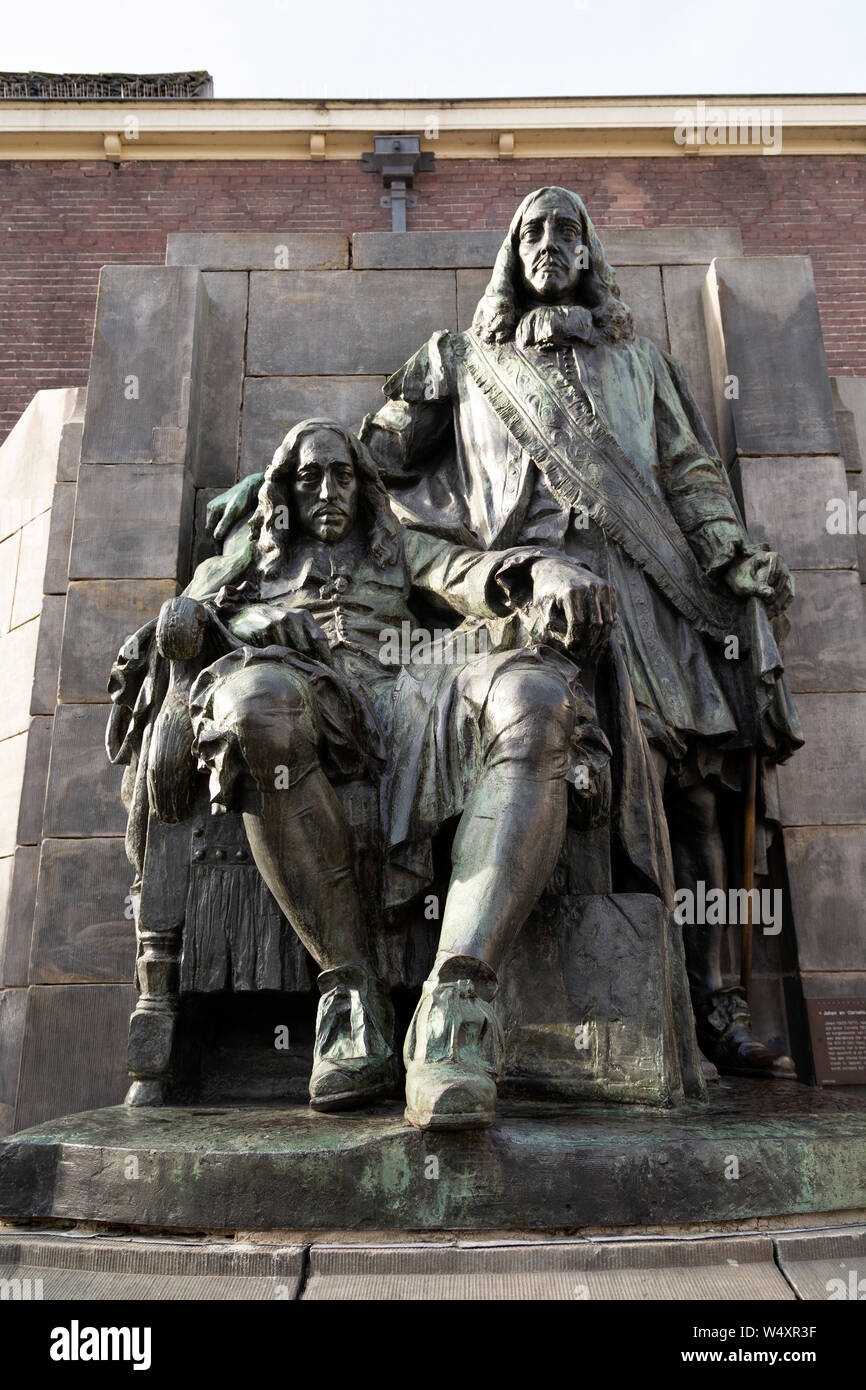 Estatua depciting Johan y Cornelio de Witt en Dordrecht, Países Bajos. De Witts fueron politcians republicano durante la Edad de Oro de la zanja. Foto de stock