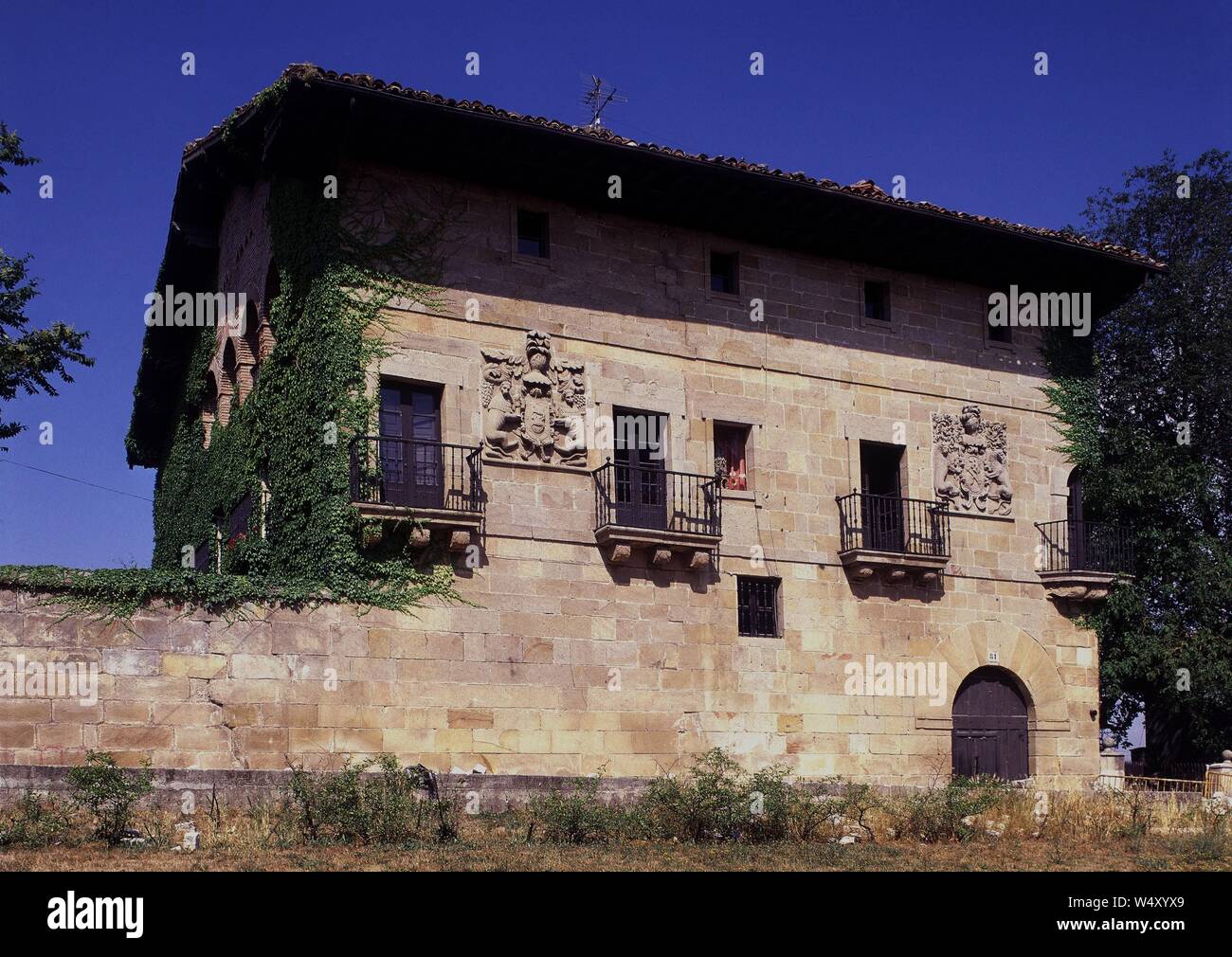 CASA DE LOS AZCÁRRAGA Siglo XVI/XVIIII. Ubicación LA CASA DE LOS