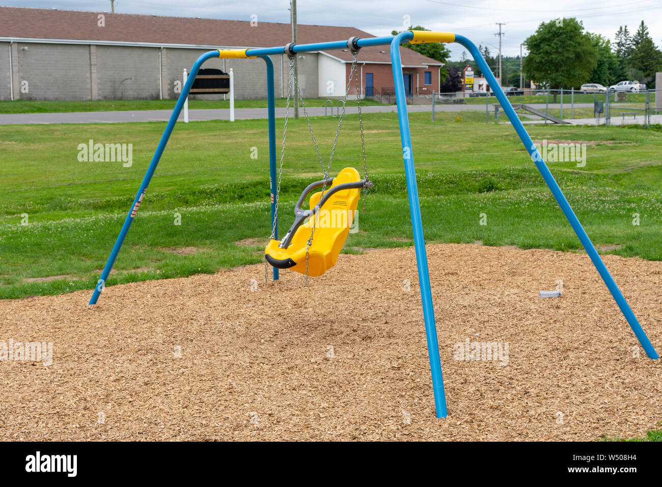 Brighton, Ontario/Canadá - 22/07/2019: Little Tikes discapacidad amarillo  columpio para niños con necesidades especiales o discapacitados en un  parque Fotografía de stock - Alamy