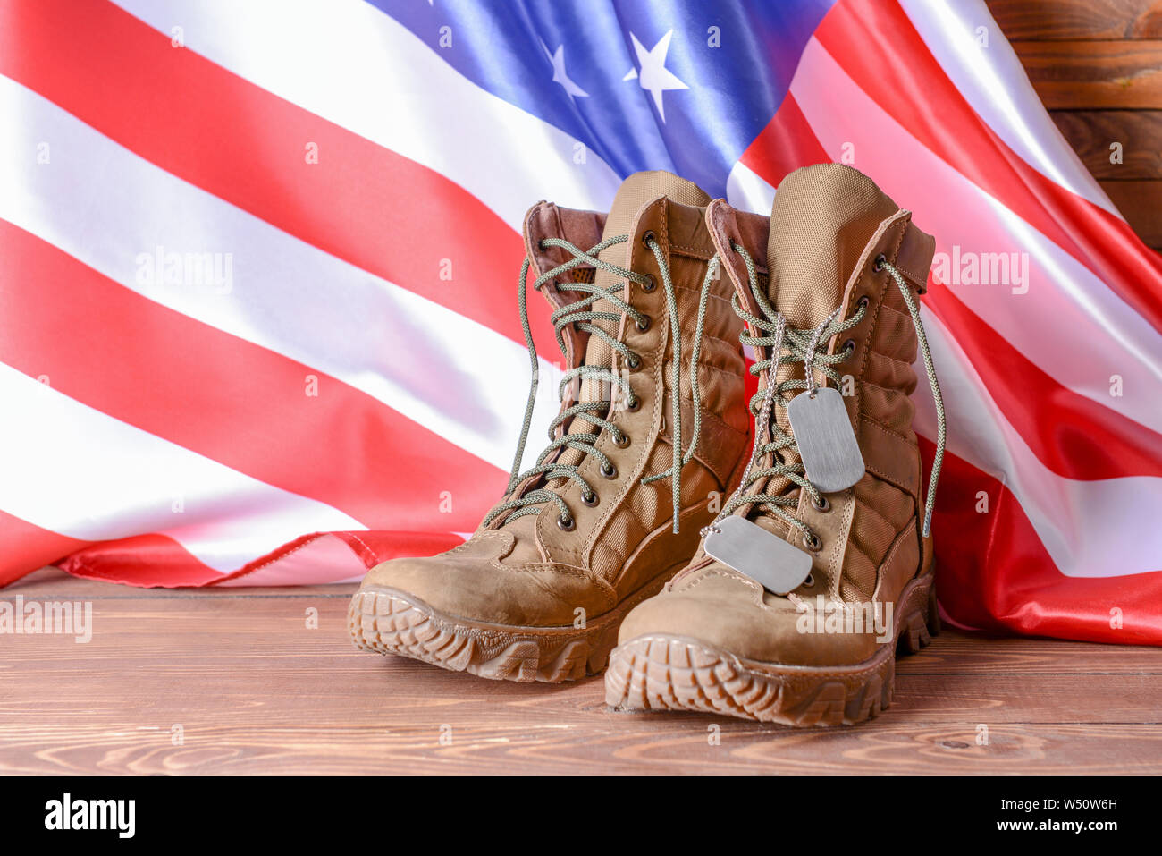 Las botas militares y usa la bandera sobre la mesa de madera Fotografía de  stock - Alamy