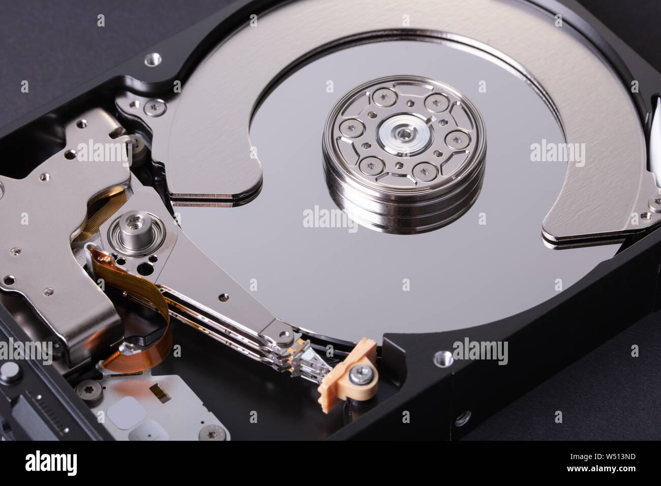 Desmonta el disco duro de un ordenador sobre fondo negro Foto de stock