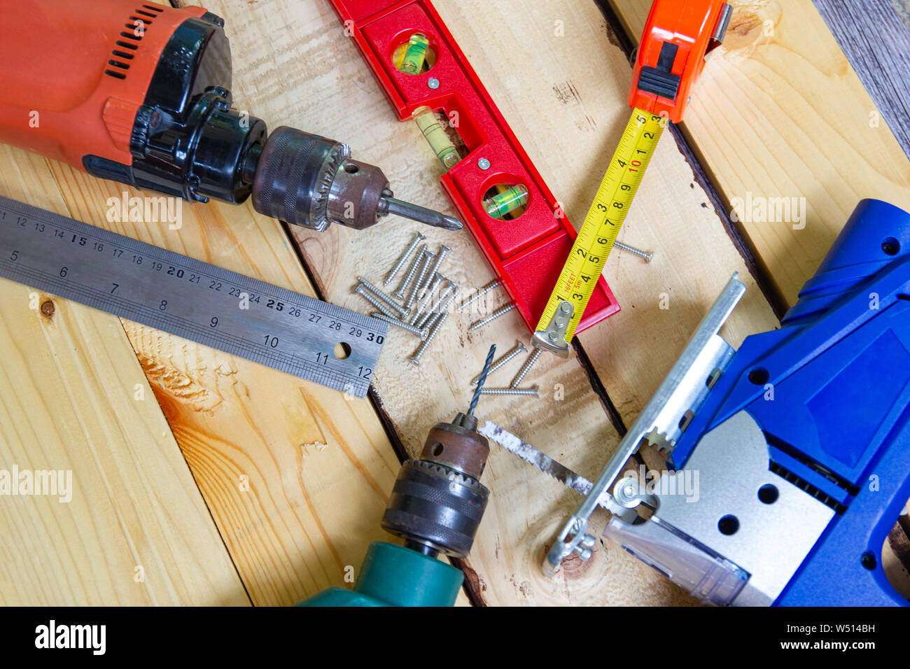 Taladro eléctrico, tuerca, cinta de medir, sierra eléctrica, regla,  destornillador, herramientas para trabajar la madera concepto equipo de  construcción Fotografía de stock - Alamy