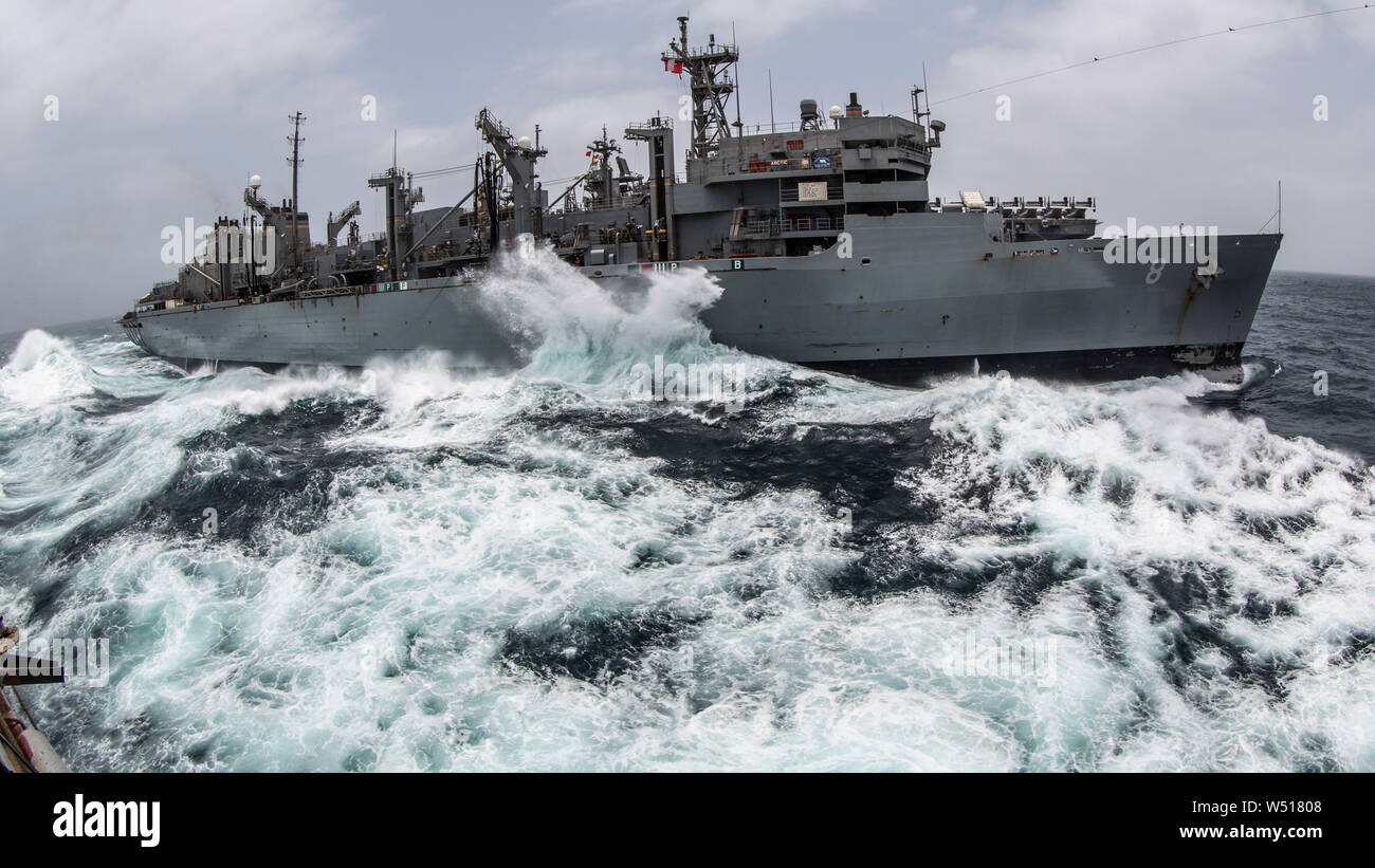 190714-M-QS181-1048 Golfo de Adén (14 de julio de 2019) el USNS Ártico (T-AOE-8) se separa del Harpers Ferry dock aterrizaje anfibio clase buque USS Harpers Ferry (LSD 49) después de una reposición en alta mar. El boxeador Amphibious Ready Group y la 11ª MEU se despliegan en los EE.UU. 5ª Flota de la zona de operaciones en apoyo de las operaciones navales para garantizar la estabilidad y la seguridad marítima en la Región Central, que conecta el Mediterráneo y el Pacífico a través del Océano Índico occidental y tres estratégicos puntos críticos. (Ee.Uu. Marine Corps foto por CPL. Jason Monty) Foto de stock