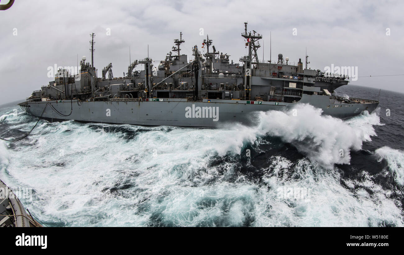 190714-M-QS181-1044 Mar Arábigo (14 de julio de 2019) el USNS Ártico (T-AOE-8) El Harpers Ferry refuels clase base anfibia desembarque barco USS Harpers Ferry (LSD 49) durante una reposición en alta mar. El boxeador Amphibious Ready Group y la 11ª MEU se despliegan en los EE.UU. 5ª Flota de la zona de operaciones en apoyo de las operaciones navales para garantizar la estabilidad y la seguridad marítima en la Región Central, que conecta el Mediterráneo y el Pacífico a través del Océano Índico occidental y tres estratégicos puntos críticos. (Ee.Uu. Marine Corps foto por CPL. Jason Monty) Foto de stock