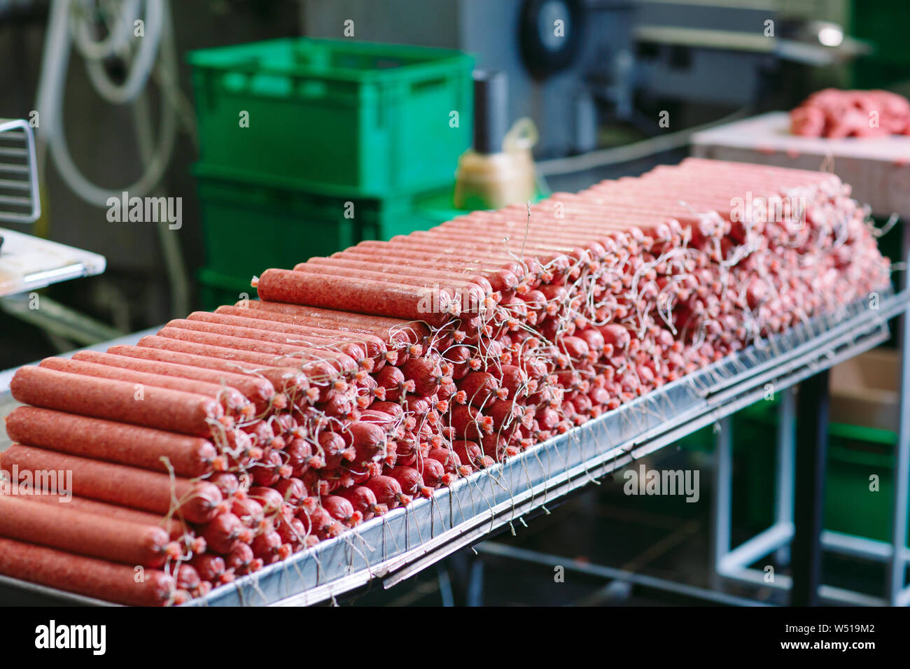 Hacer salchichas, la producción de alimentos en la fábrica Fotografía de  stock - Alamy