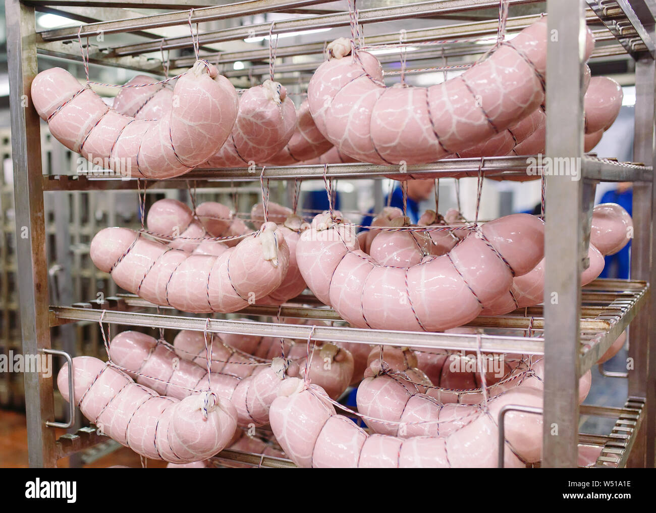 Hacer salchichas, la producción de alimentos en la fábrica Fotografía de  stock - Alamy