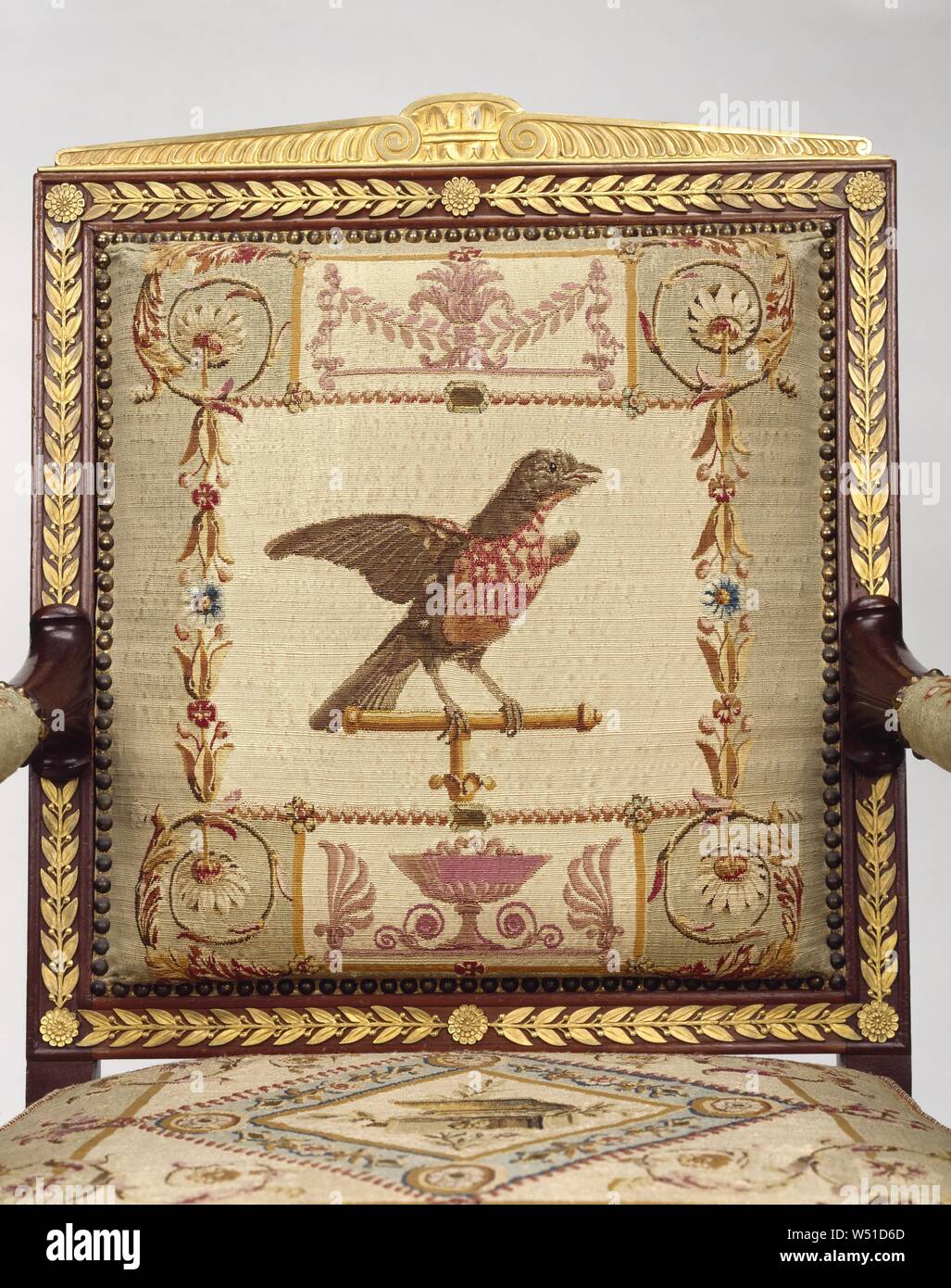 Una butaca, Marcos atribuye a François-Honoré-Georges Jacob-Desmalter (francés, 1770 - 1841), tapices de Beauvais Manufacturing (Francés, fundada 1664), Beauvais, Francia, Europa, alrededor de 1810, caoba y haya, montajes de bronce dorado, seda y lana tapicería tapicería, 100,6 × 63,5 × 48,3 cm (39 5/8 × 25 × 19 en Foto de stock