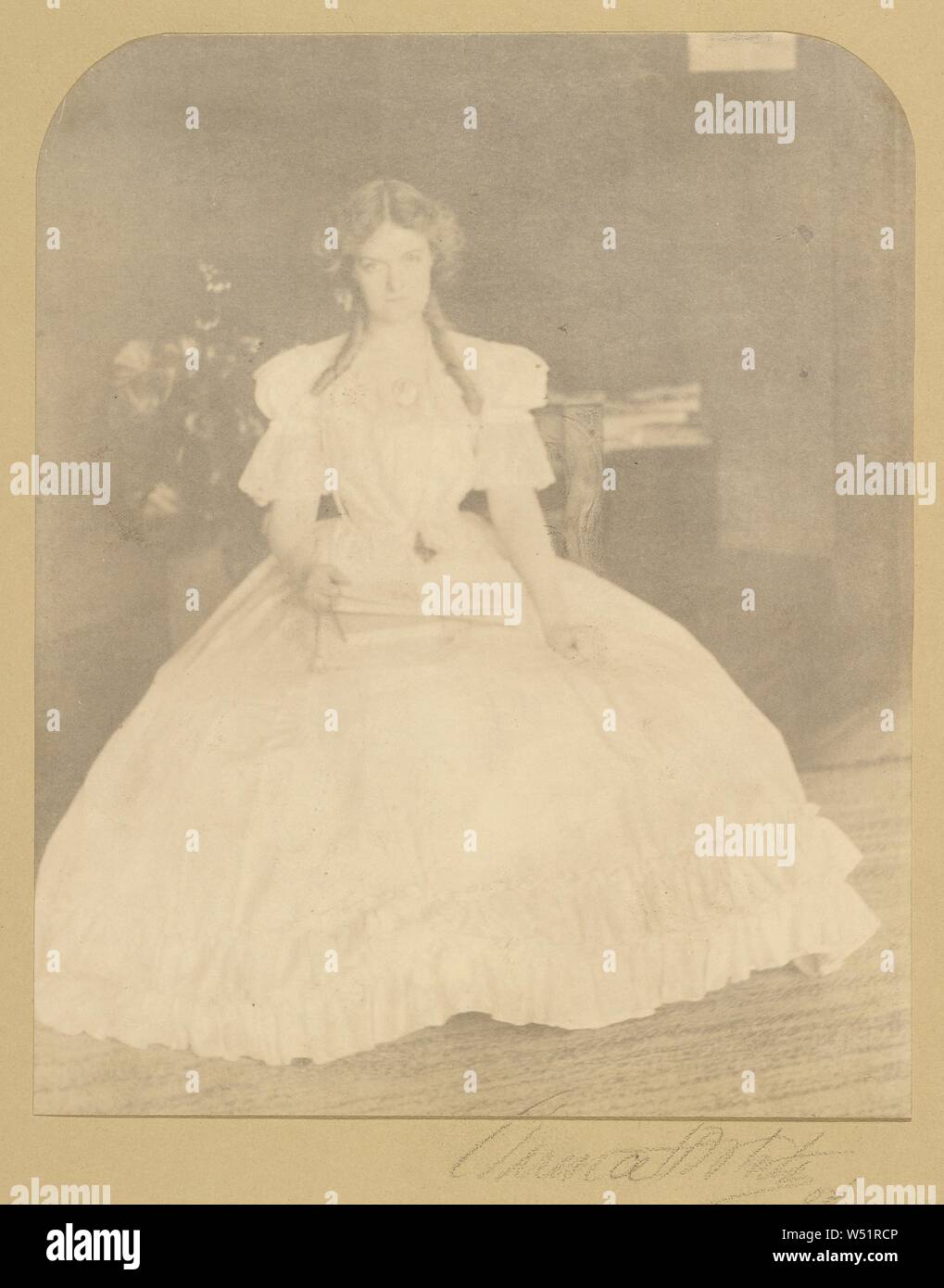 Retrato de una mujer en los rizos en fluir vestido, Clarence H. White (American, 1871 - 1925) 1904, Platinum Print, 23,3 × 18,9 cm (9 × 7 3/16 7/16 in. Foto de stock