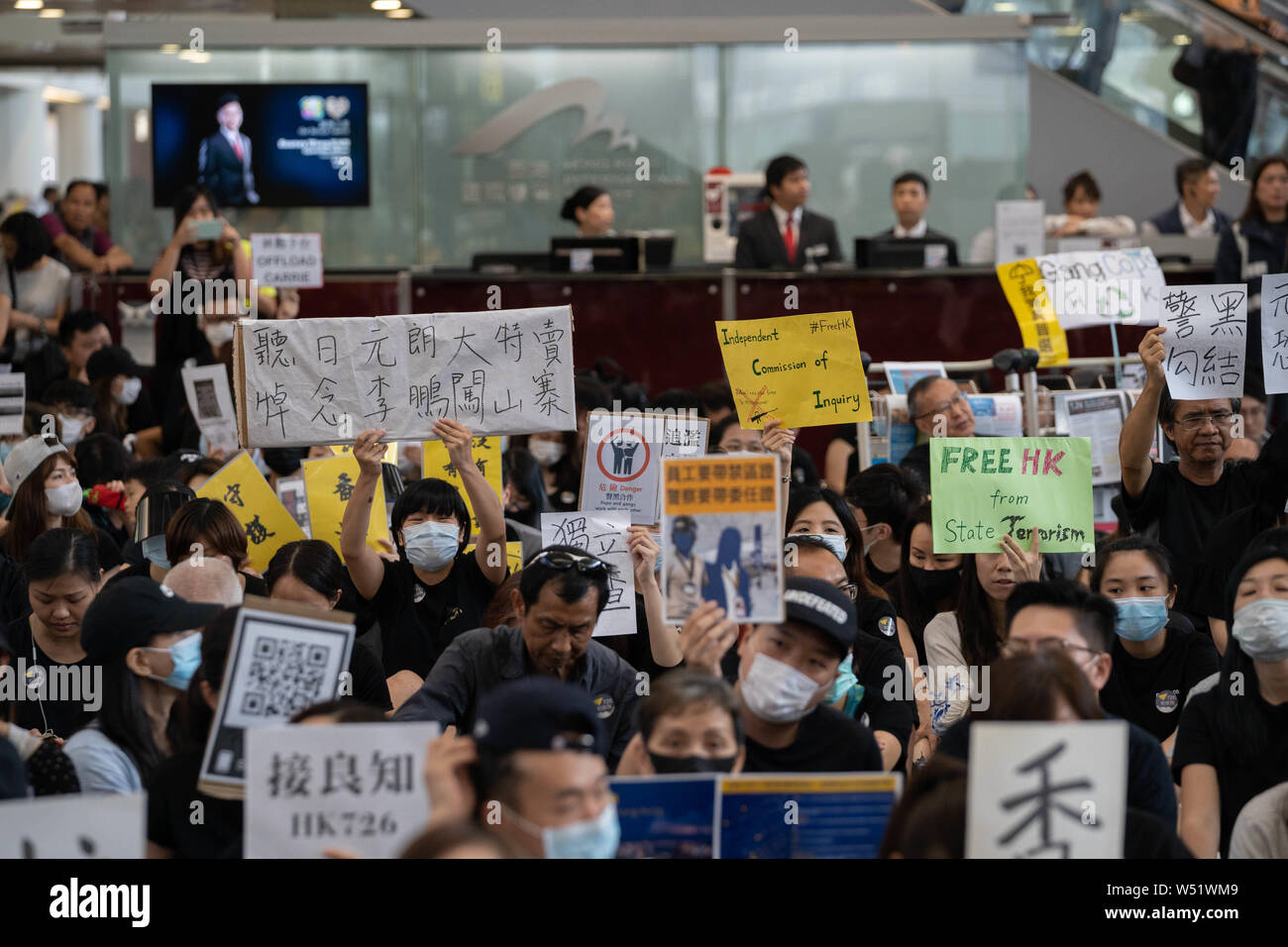 Cientos de manifestantes contra el gobierno organizaron una sentada en protesta por la terminal del aeropuerto internacional de Hong Kong, el primero de los tres días consecutivos de manifestaciones después de los enfrentamientos de la semana pasada provocó temores de que una confrontación más amplia podría estallar en la ciudad. Foto de stock
