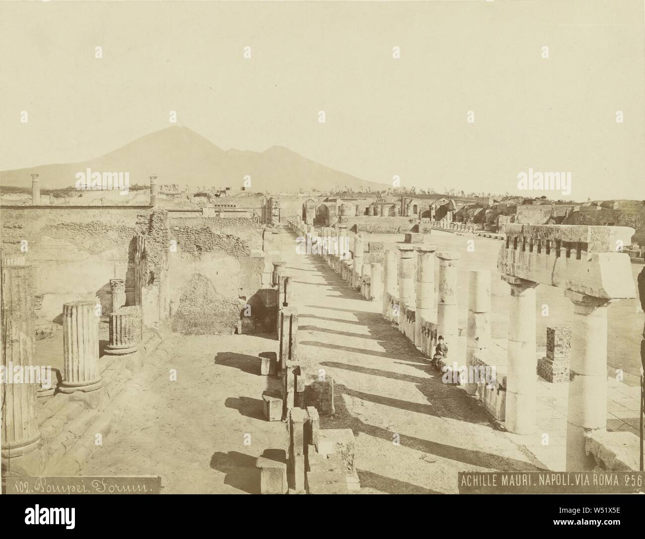 Pompeya, Foro, Achille Mauri (Italia, 1806 - 1883), Pompeya, Italia, 1870-1889, albúmina imprimir plata, 20,1 × 26,1 cm (7 15/16 × 10 1/4 pulg. Foto de stock
