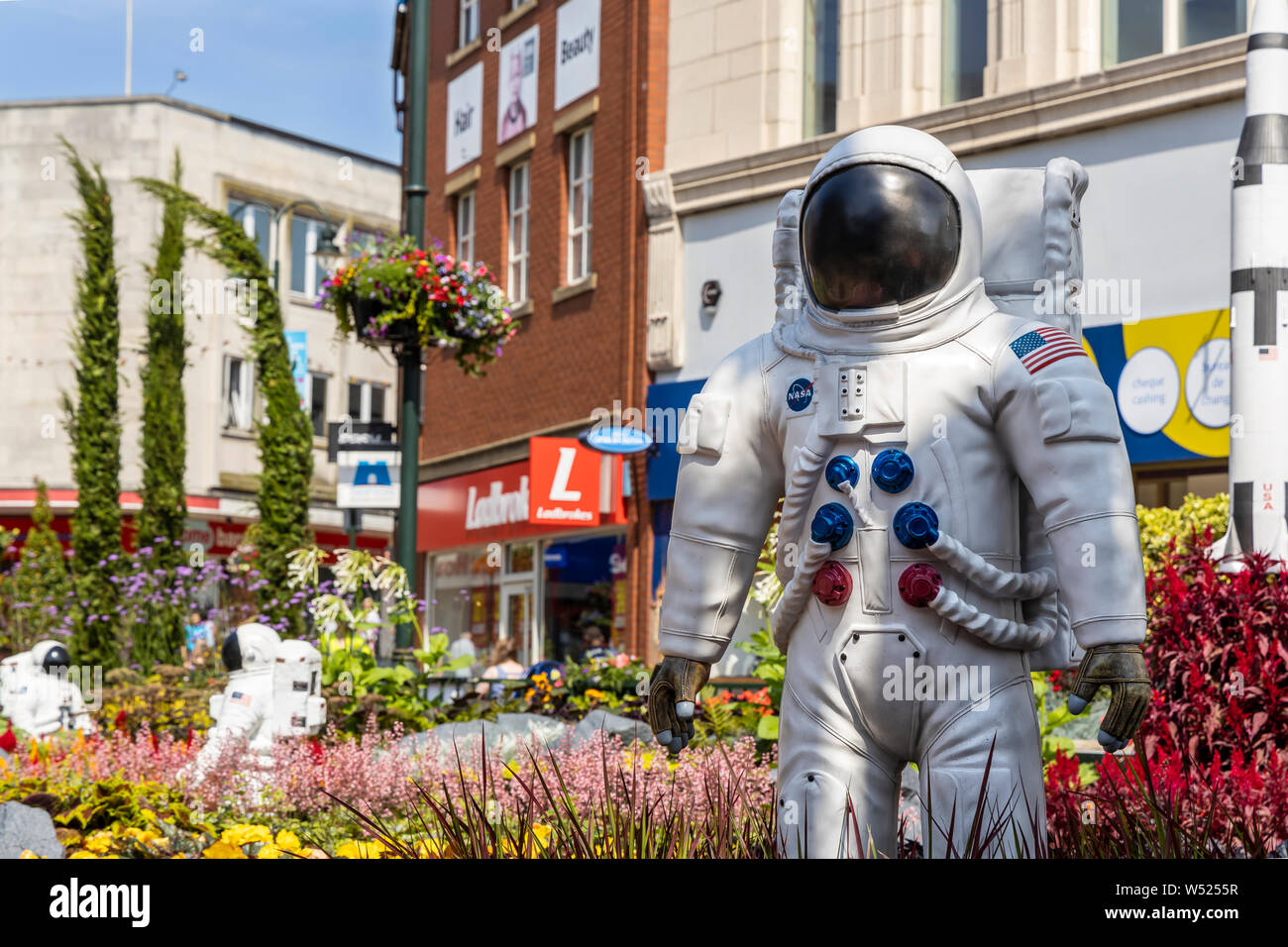 Paisaje alienígena con astronautas americanos a la Luna tema jardín comunitario en el centro de la ciudad en el Noroeste de Inglaterra. Foto de stock