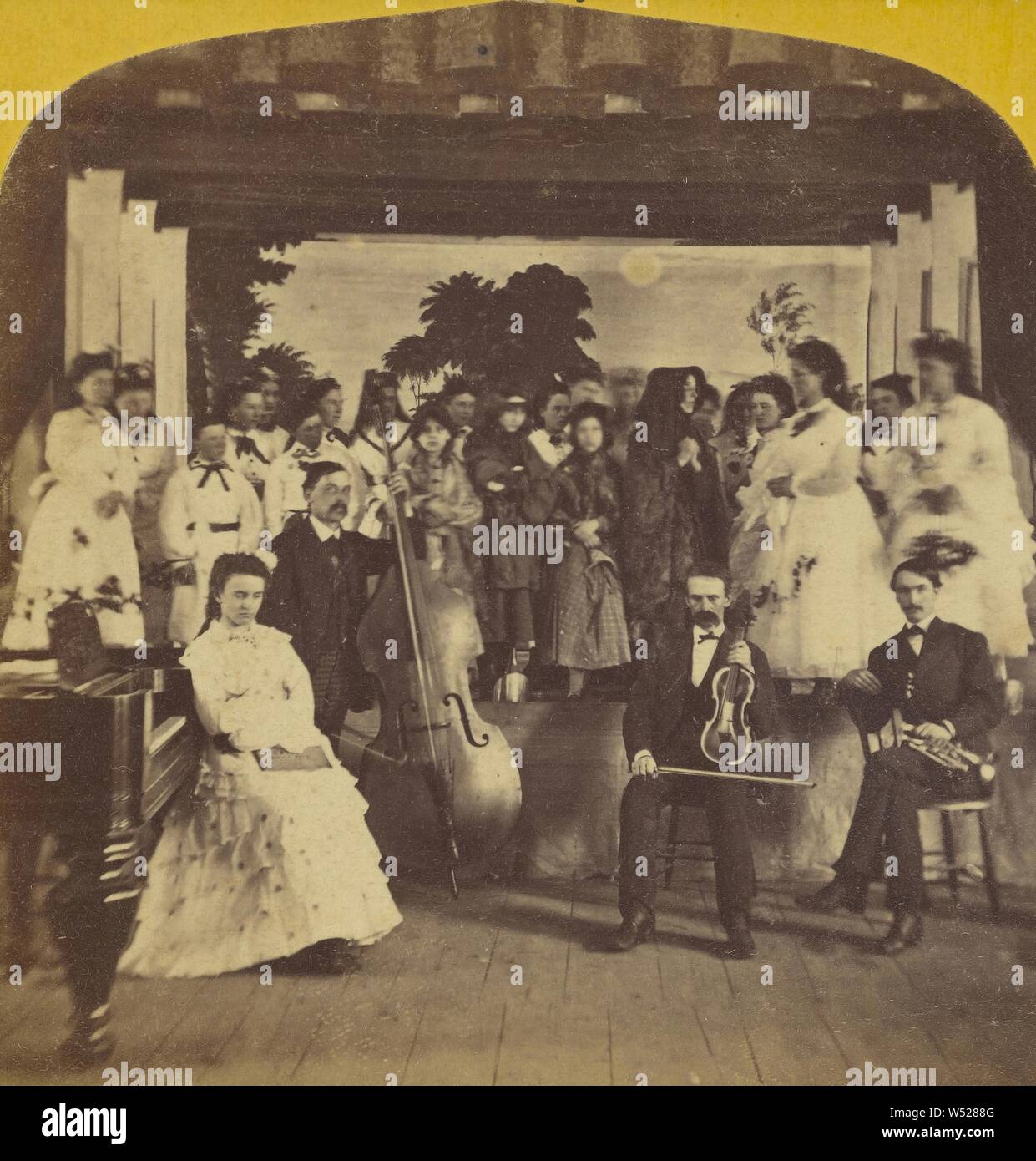 Elenco de una obra de teatro sobre el escenario, tres músicos masculinos sentados delante con bien vestida de mujer, Charles P. Hibbard (American, 1823 - 1895), hacia 1870, la albúmina imprimir plata Foto de stock
