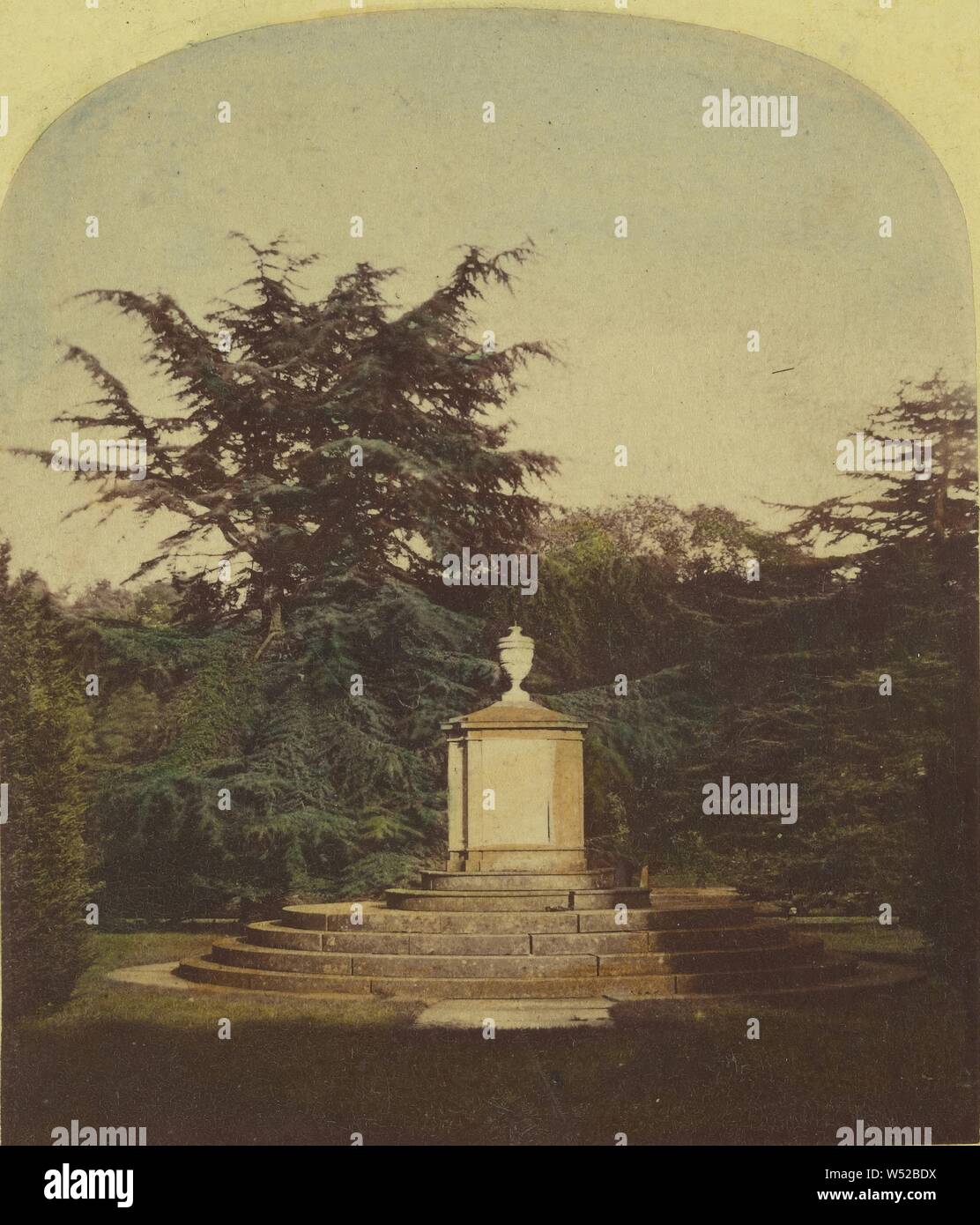 Boatswain's Tomb. Newstead Abbey., atribuido a Londres Empresa estereoscópico activo (1854 - 1890), alrededor de 1860, Coloreado a mano albúmina imprimir plata Foto de stock