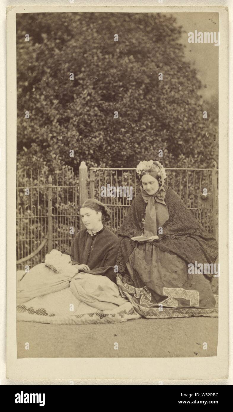 Dos mujer no identificada: uno viejo, uno de los jóvenes, tanto sentados delante de una valla, Magnus Jackson (Australia, Perth, Australia Activa 1860 - 1870S), 1865-1875, albúmina imprimir plata Foto de stock