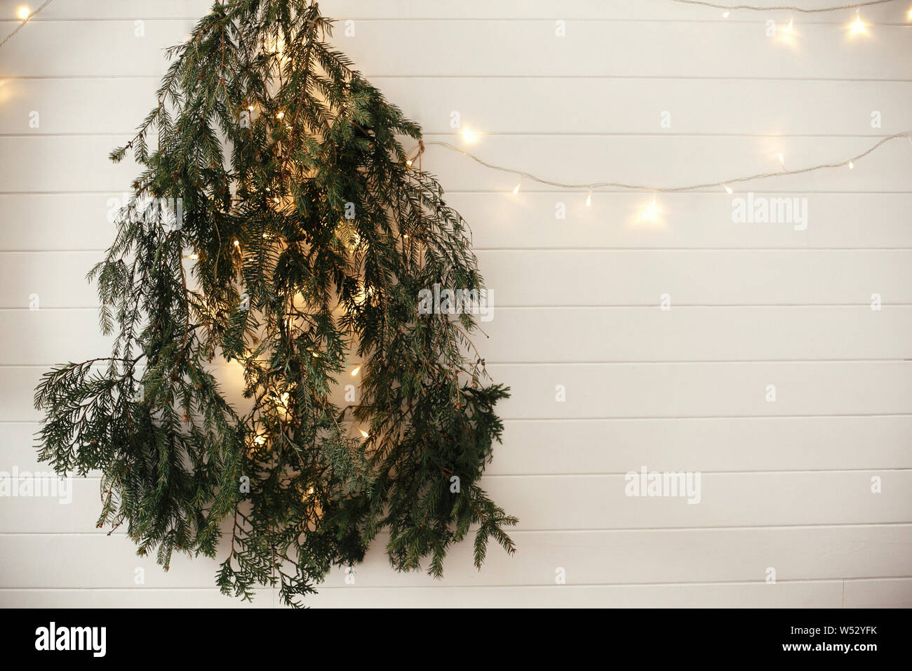 Moderno Y Elegante Arbol De Navidad Hechas De Ramas De Abeto