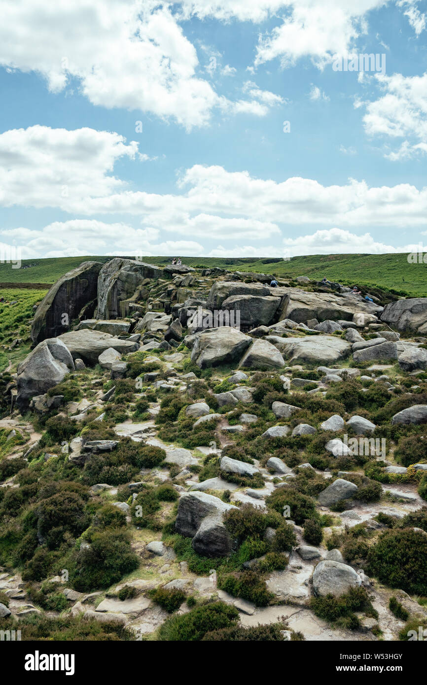Ilkley Moor vaca y ternera rocas en Yorkshire, Reino Unido. También conocido como Hangingstone rocas. Foto de stock