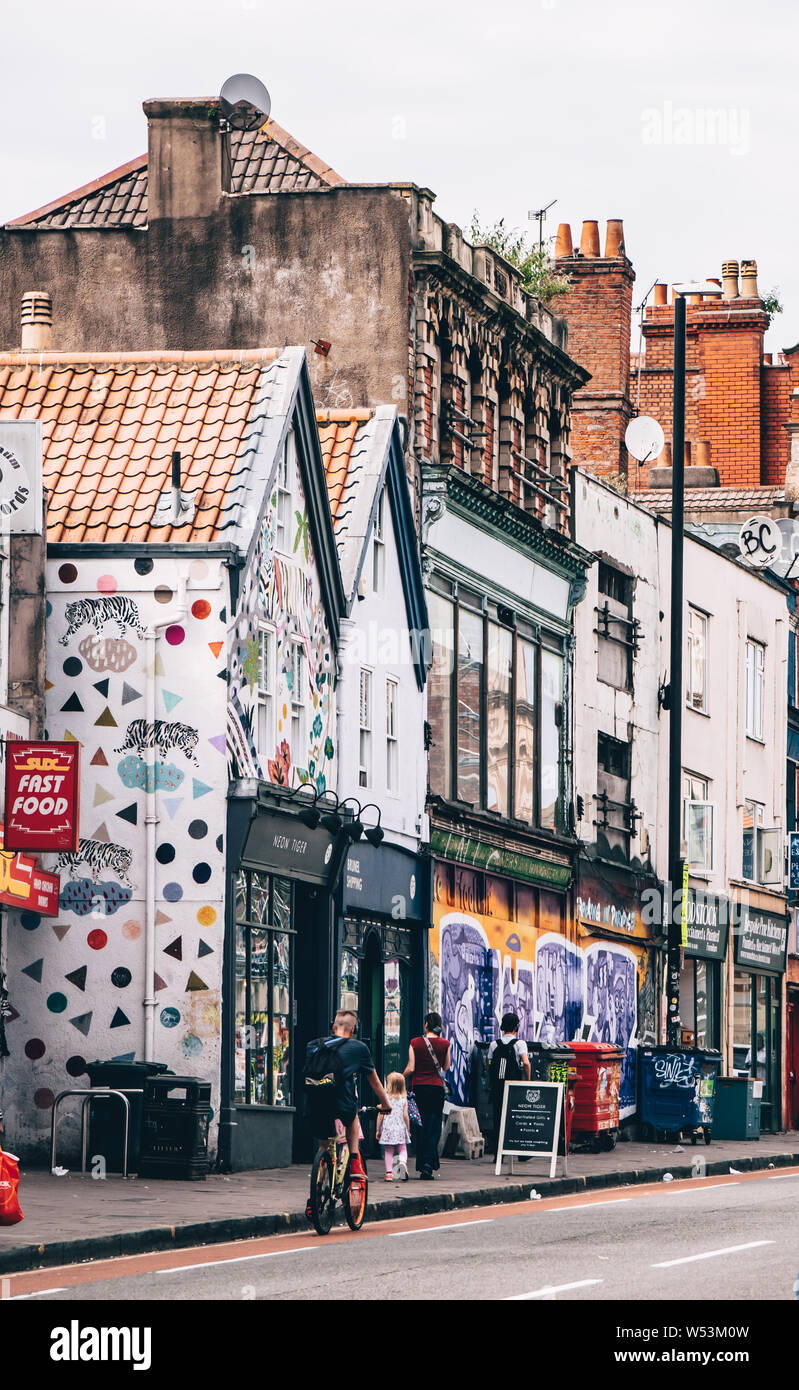 Los ciclistas en el medio urbano y de moda de Stokes Croft en Bristol Foto de stock