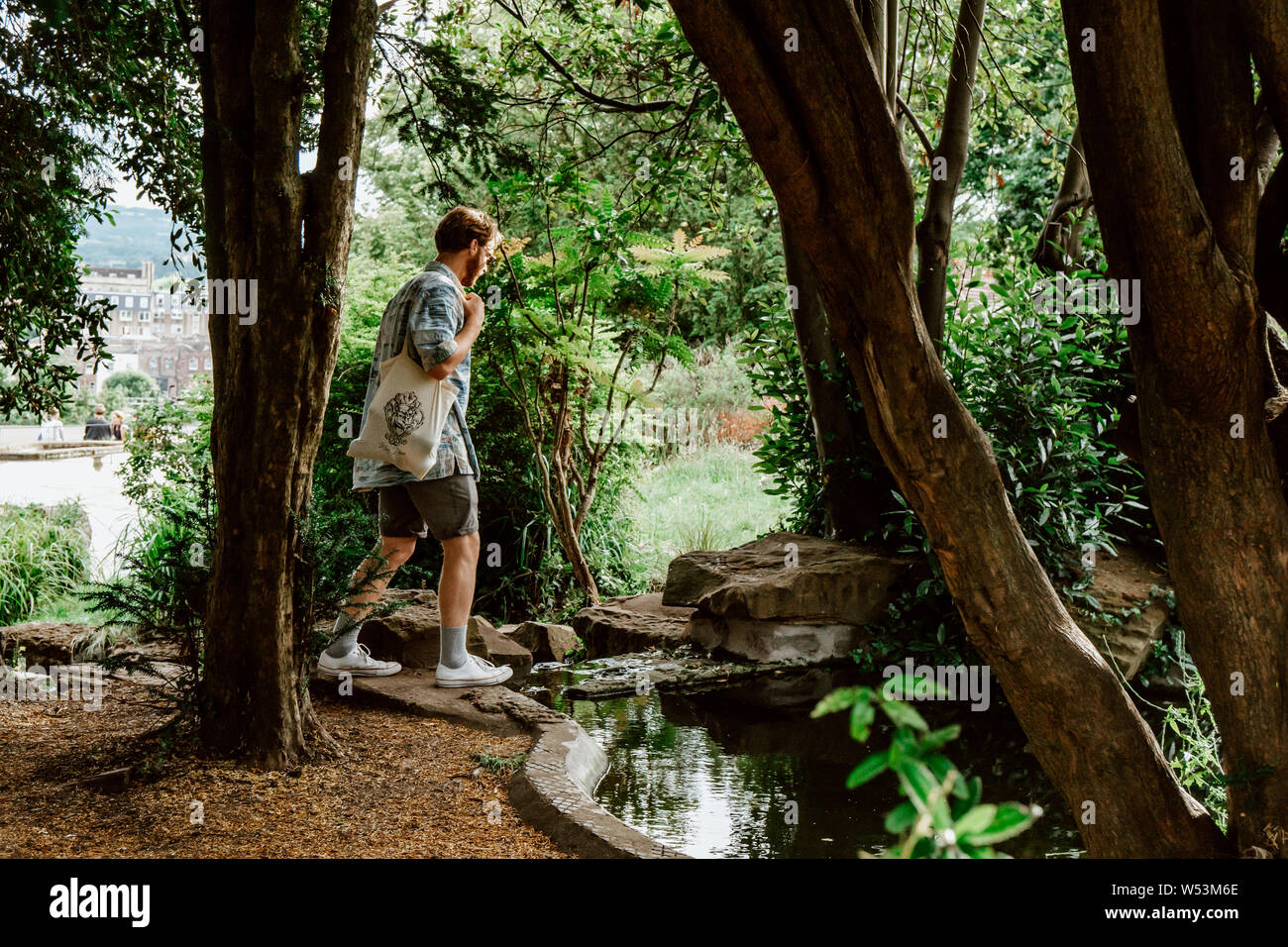 Un hombre joven explorando Brandon Hill Park en Bristol. Foto de stock