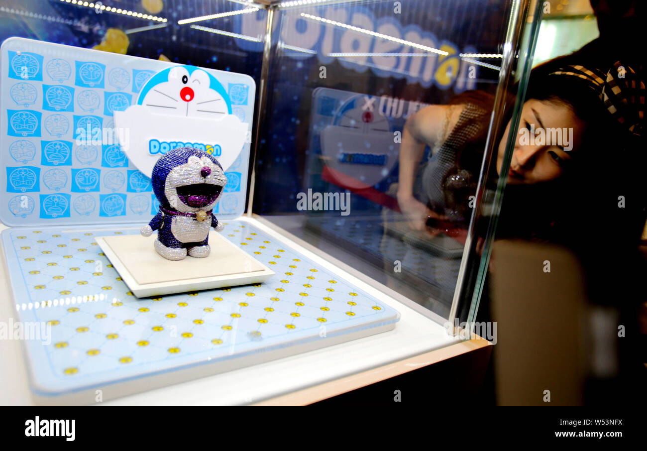 Archivo-Vista de las más caras del mundo Doraemon por 8 millones de yuanes  ($1,28 millones) y realizado por CHJ joyas en la exhibición en el comercio  mundial plaz Fotografía de stock - Alamy