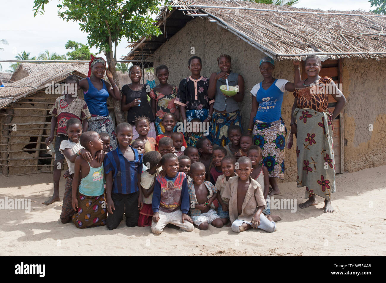 Grupo de aldea del programa de desarrollo comunitario, apoyado por la compañía minera. Los ingresos ayudan a mejorar los medios de vida, como las tasas escolares y los uniformes. Foto de stock