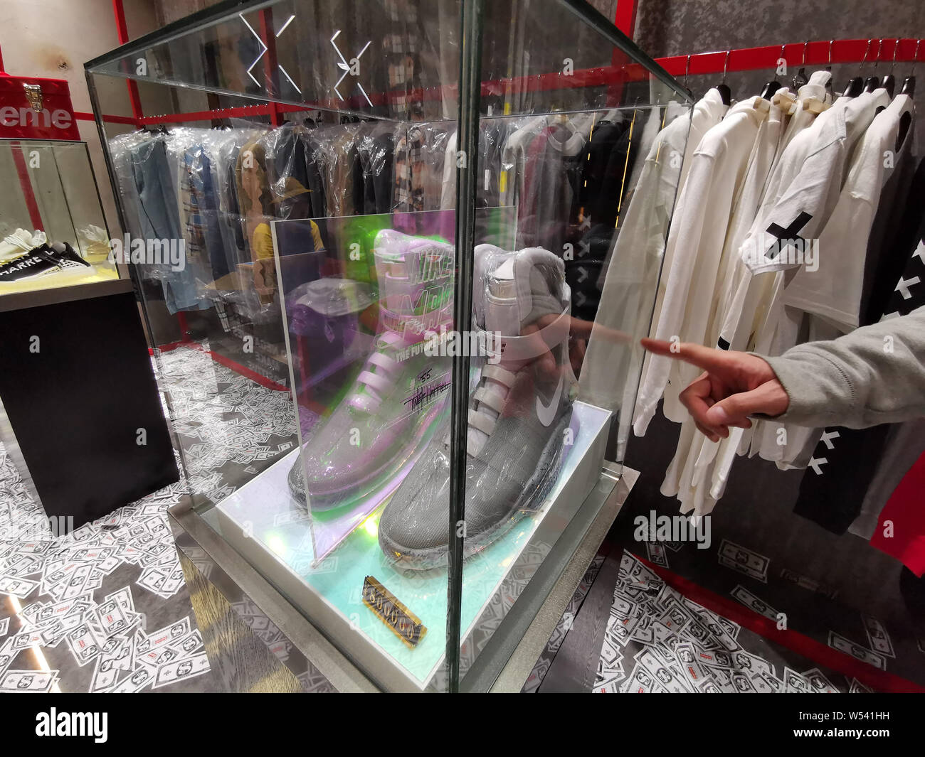Un par de zapatillas Nike edición limitada del auto-lacing 'Regreso al  Futuro' zapatos aparece en una tienda en la ciudad de Wuhan, provincia de  Hubei en China central, 13 Janu Fotografía de