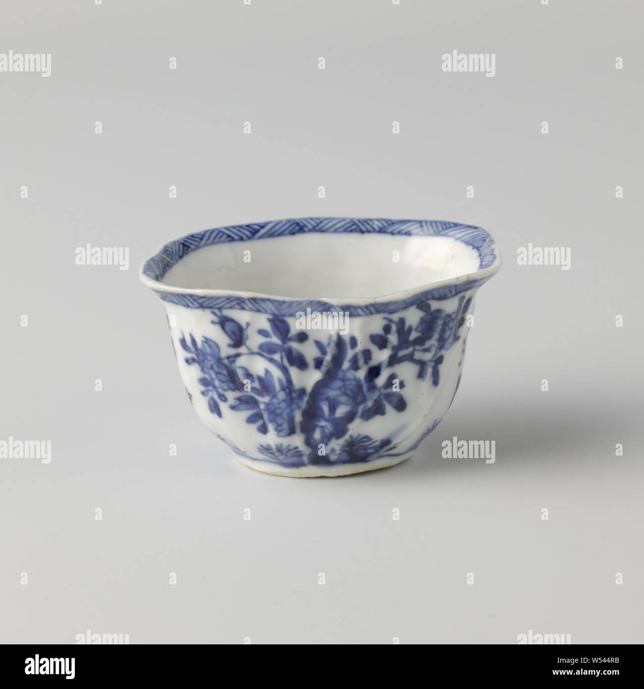 Platillo en forma de una hoja, el platillo de porcelana, el platillo en la forma de una hoja, pintado de azul underglaze. El plato está dividido con una caja decoración por los "ins" de la hoja, llena de diversas plantas en floración en una roca. Marcados en la parte inferior del plato con un lotus. Azul Blanco., anónimos, China, c. 1750 - c. 1774, la dinastía Qing (1644-1912) / Periodo Qianlong (1736-1795), de porcelana (material), esmalte, cobalto (mineral), la vitrificación, h 2,2 cm l 13 cm × w 9 cm l 9 cm × W 6,2 cm Foto de stock