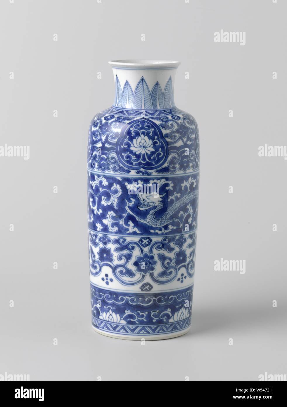 Jarrón cilíndrico con dragones y pergaminos, florales Jarrón cilíndrico de porcelana con una amplia propagación de cuello, pintado de azul underglaze. El vientre está dividido en cuatro bandas anchas de abajo a arriba: una banda con rebajes de lotus vides, uno con flor de vides, uno con dos chilongs (encuestados dragón), entre viñas y una flor con flor de vides interrumpida por un lotus empotrado en una orla tendril lobuladas. Sobre el hombro y sobre el pie de una banda con un zigzag con flores. Señaló el cuello con motivos de hojas. Azul-blanco., anónimos, China, c. 1680 - c. 1720, la dinastía Qing (1644-1912 Foto de stock