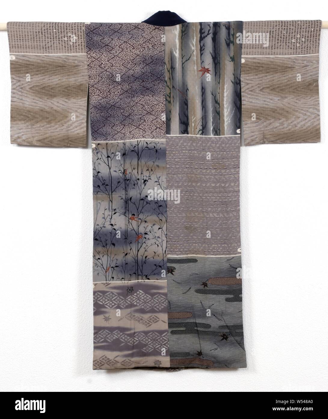 Kimono inferior de mujeres con patrones de otoño, kimono (inferior nagajuban) para una mujer con decoración de once diferentes patrones con motivos de otoño en los planos rectangulares. Seda crepé fino (kinsha) Kimono inferior de mujeres con patrones de otoño, kimono (inferior nagajuban) para una mujer con decoración de once diferentes patrones con motivos de otoño en los planos rectangulares. Seda crepé fino (kinsha)