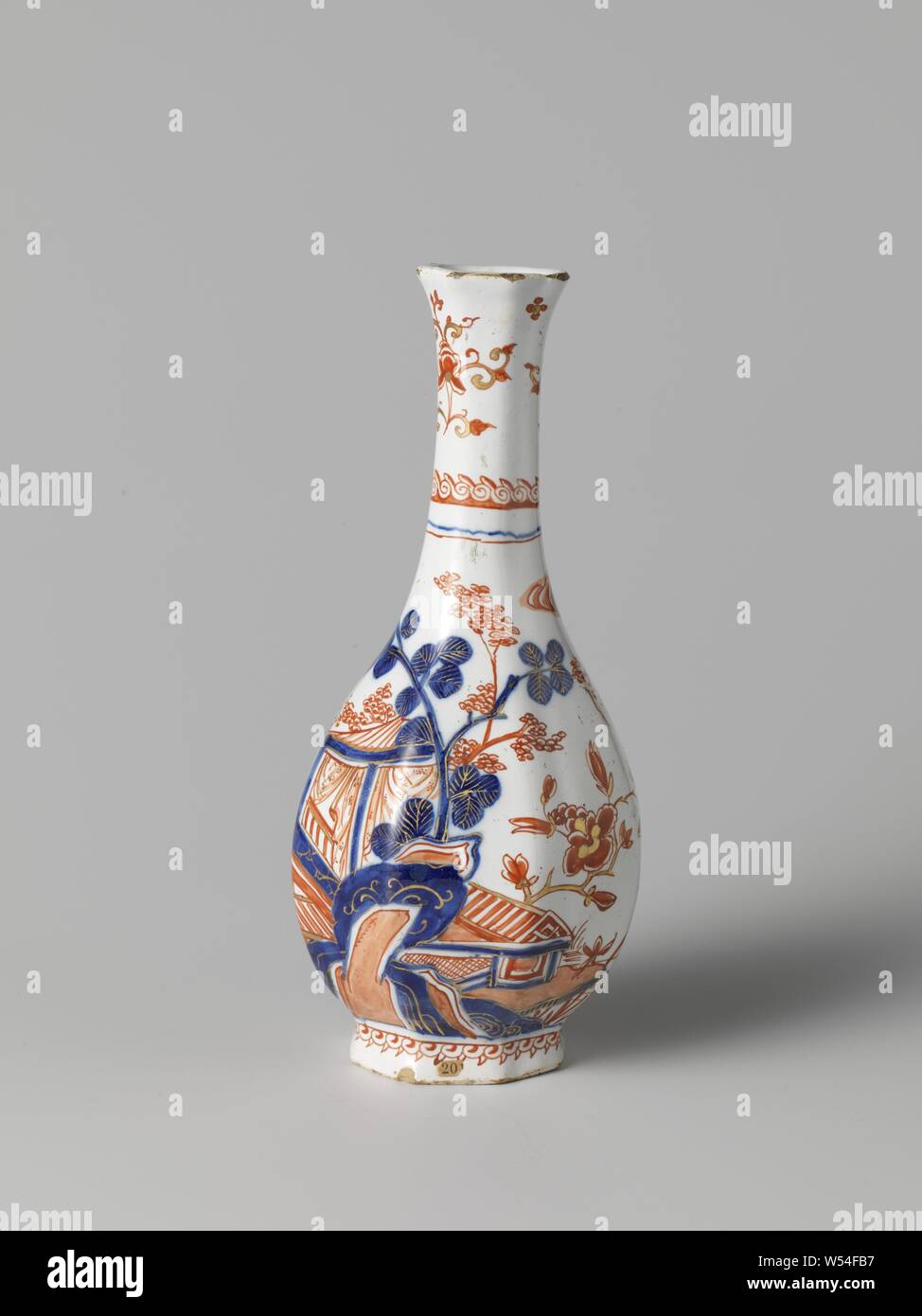 Pareja de Jarrones Jarrón, el jarrón de loza. Ornamento pintado multicolor  deriva de formas vegetales, anónimos, Delft, c. 1700 - c. 1715, h 18,7 cm ×  d de 7,0 cm Fotografía de stock - Alamy