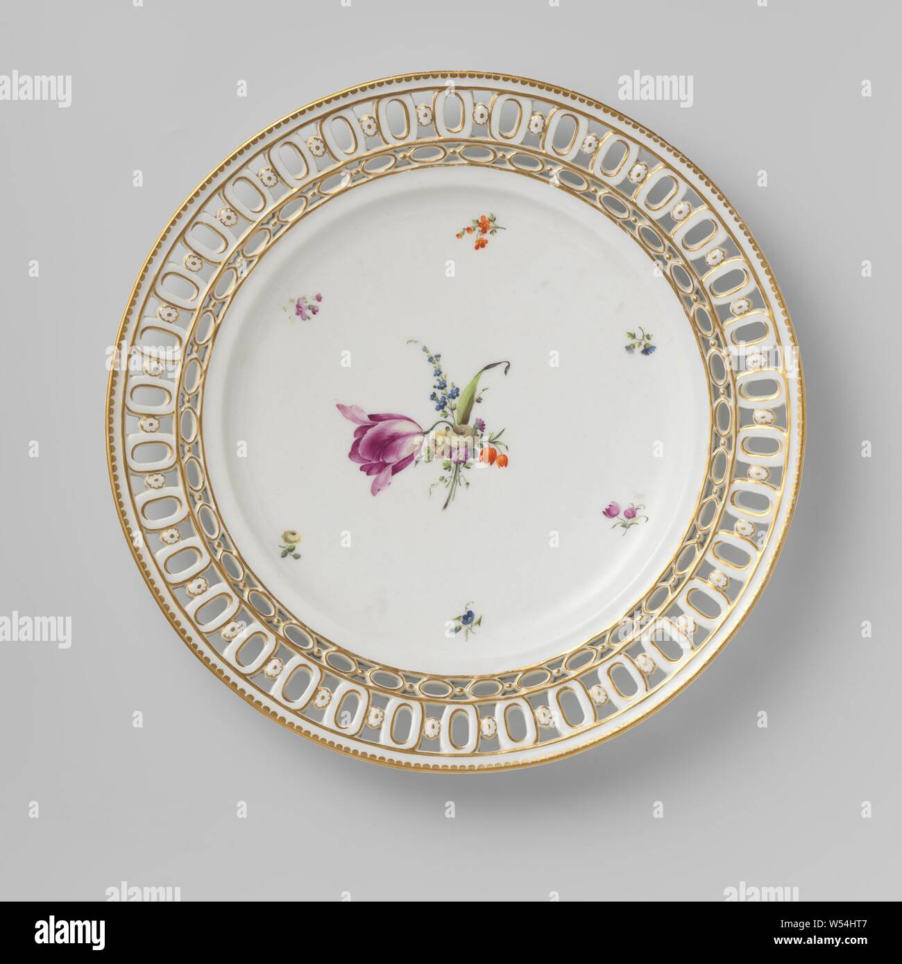 Plato de una canasta de nogal, pintado con flores esparcidas y golden juncos,  plato de porcelana. El borde del plato es cortada. Multicolores flores de  dispersión en la placa del plato. En