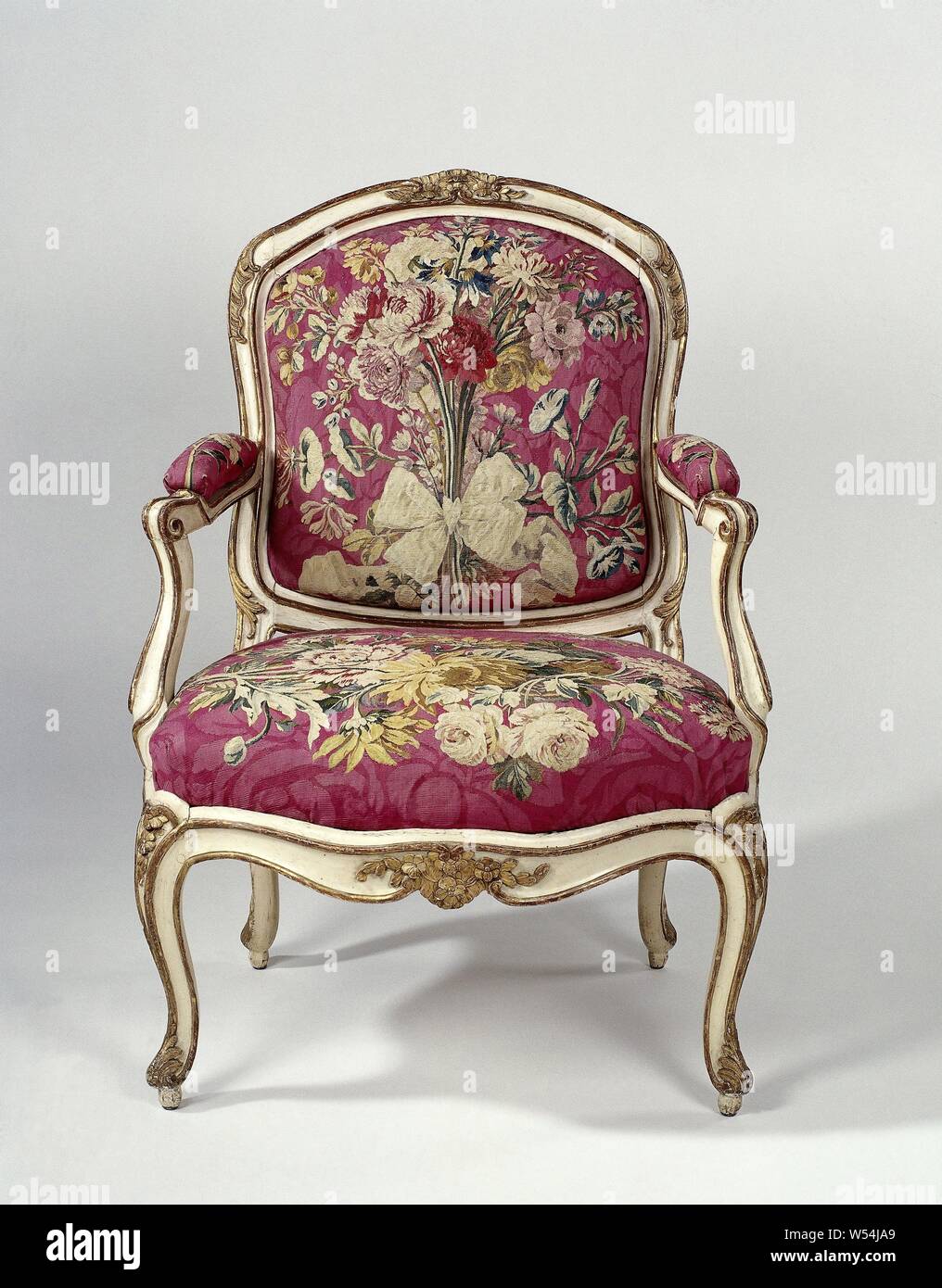 Sillón tapizado en tapiz con ramos de flores, un sillón, una parte de un  mueble de pintado en oro blanco con madera de haya y tapizados en una  ventana suelto con tapicería