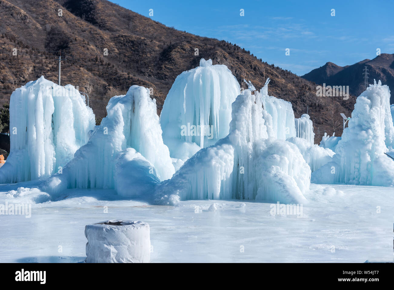 Vista de cascadas artificiales "congelado" en Mentougou District, Beijing, China, 21 de enero de 2019. Personal Shenquan Gorge escénico creado artificia Foto de stock