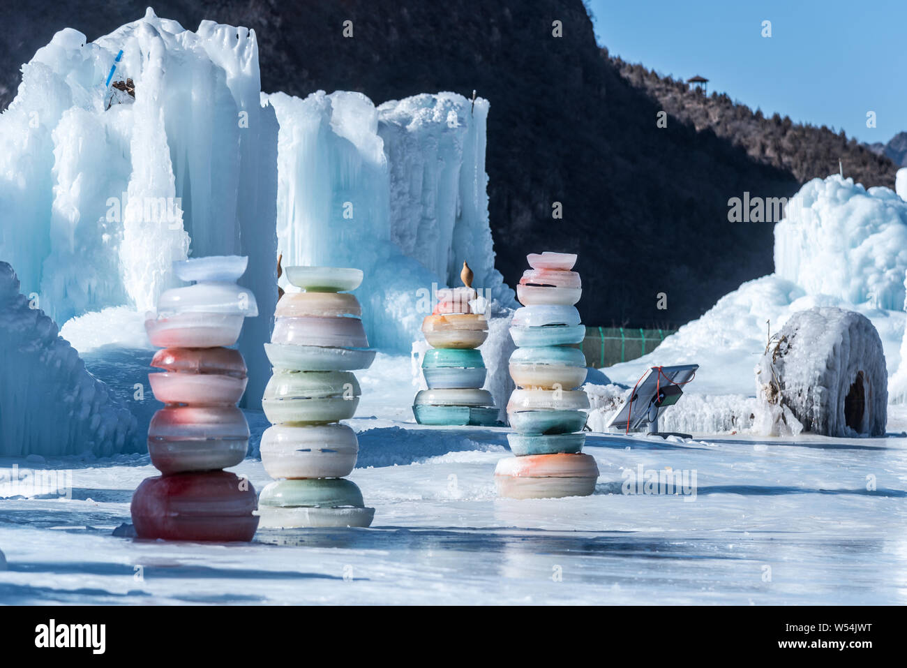 Vista de cascadas artificiales "congelado" en Mentougou District, Beijing, China, 21 de enero de 2019. Personal Shenquan Gorge escénico creado artificia Foto de stock