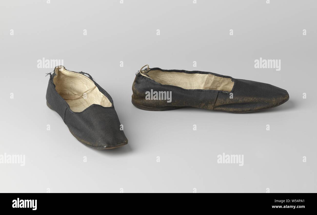 Zapatilla hecha de algodón negro con un pequeño tacón de cuña, zapatos hechos de algodón negro. Derecha / izquierda ninguna diferencia. Incorporada en el talón de una sola capa de cuero. Puntera cónica. Nariz cuadrada. Cierre de la banda en una frontera de seda, anónimos, Noord-Nederland, c. 1820 - c. 1840, geheel, zool, w 6 cm × L 23.5 cm × 5,5 cm h Foto de stock