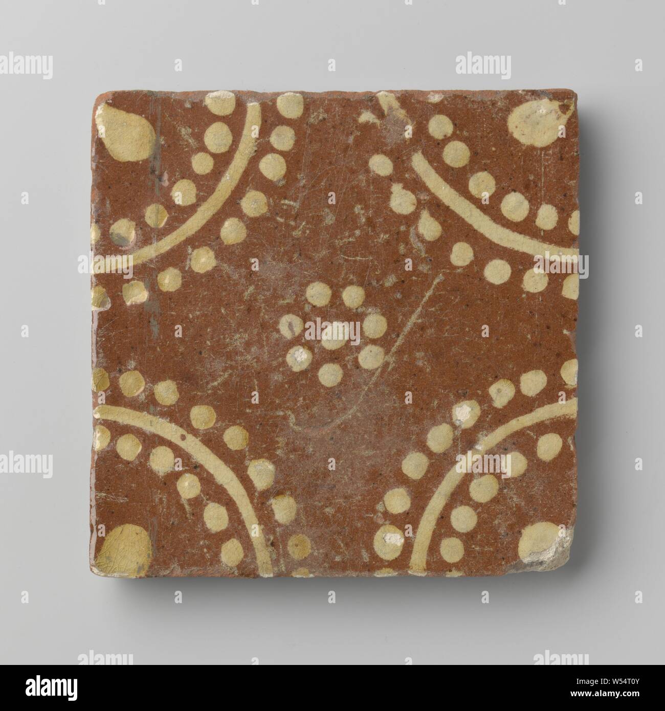 Baldosa, con una roseta de mosaico compuesto de puntos y en las esquinas, cuartos de círculo, anónimos, Bélgica, 1700 - 1850, gres, vidriado de plomo, h 11,5 cm × w t × 11,5 cm 1,5 cm. Foto de stock