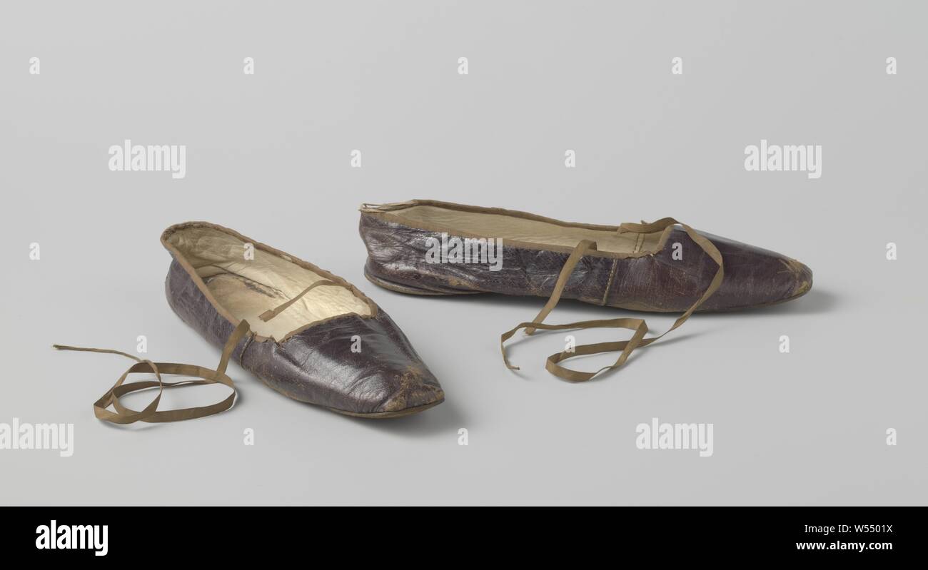 Zapato de cuero de la torreta se ha hecho de oro con un corte recto y la  nariz sin talón y cruz bandas de cinta marrón, zapatos de cuero de la  torreta