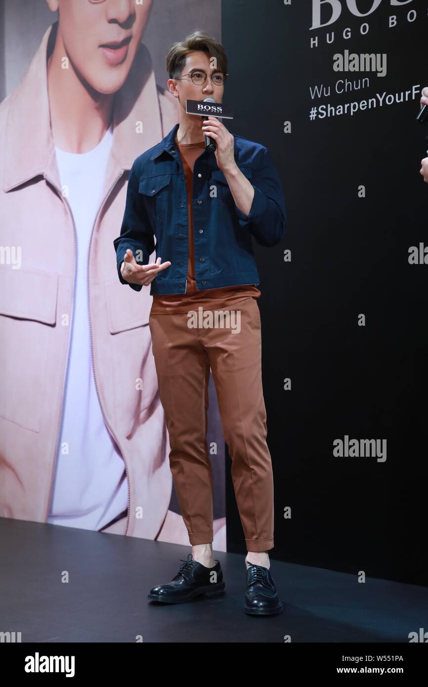Cantante y actor de Bruneian Wu Chun asiste a un evento promocional por HUGO BOSS en Shanghai, China, 22 de febrero de 2019. Foto de stock