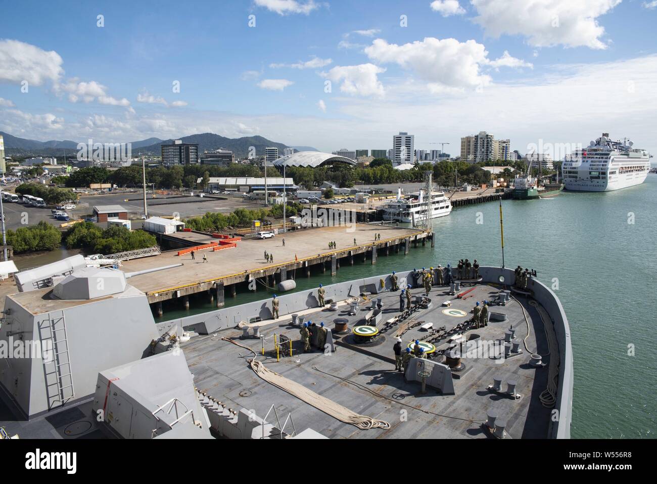 190726-N-DX072-1059 Cairns, Australia (26 de julio de 2019) El muelle de transporte anfibio buque USS Green Bay (LPD 20) llega en Cairns, Australia, previsto para visitar Puerto, 26 de julio de 2019. Green Bay, parte del Grupo de ataque expedicionario Wasp, iniciado con la 31ª Unidad Expedicionaria de los Infantes de Marina, participó en Talisman Sabre 2019 frente a las costas del norte de Australia. A nivel bilateral, evento bienal, Talisman Sabre está diseñado para mejorar el entrenamiento de combate de EE.UU. y Australia, la disponibilidad y la interoperabilidad a través de realistas, la capacitación pertinente necesaria para mantener la seguridad regional, la paz y la estabilidad. (Ee.Uu. N Foto de stock