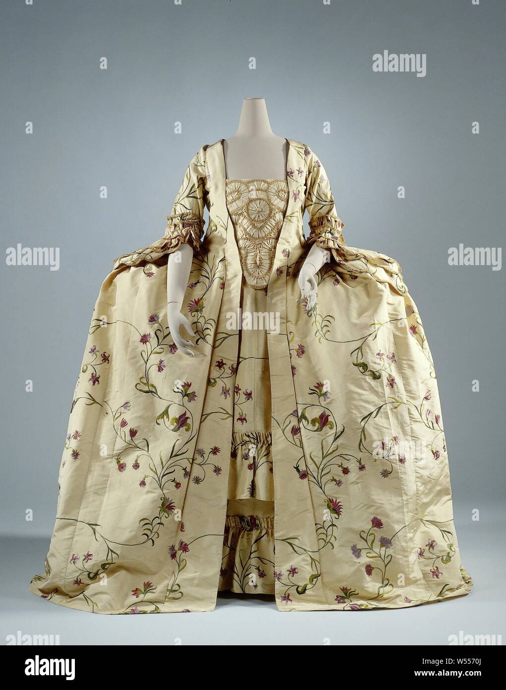 Vestido de color amarillo-limón de seda bordada y copiadas con zarcillos y flores púrpuras, compuesto de un abrigo (a), (b) un tablier, devant-de-gorge (c) y una seda metrage sueltos (d ),