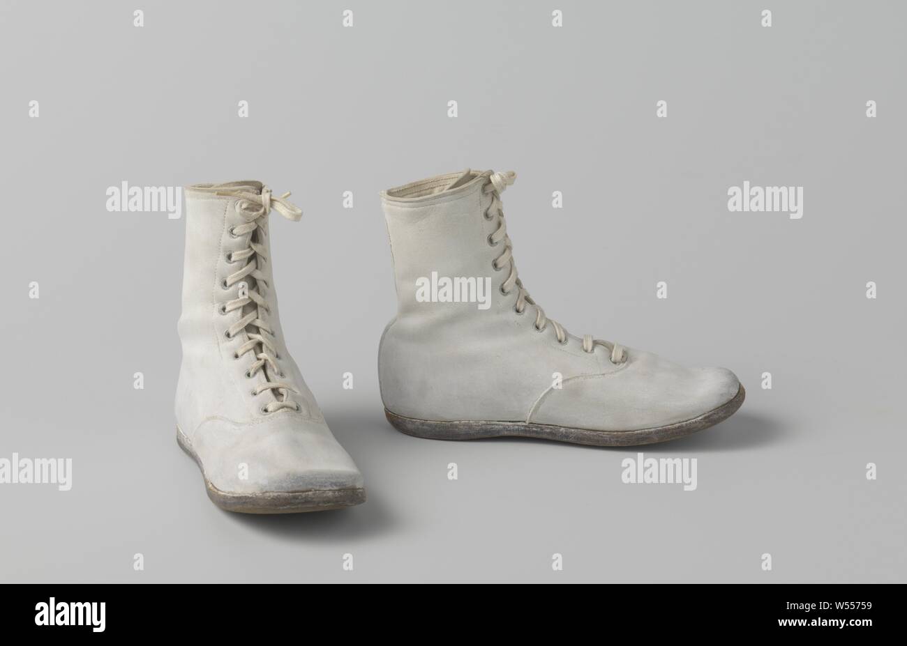 Botas de niños en blanco gamuza con square toe, Children's Boots en blanco  gamuza. Modelo: punta cuadrada, uno en la parte frontal, dos hojas y una  gamuza lanza. Cierre en la parte