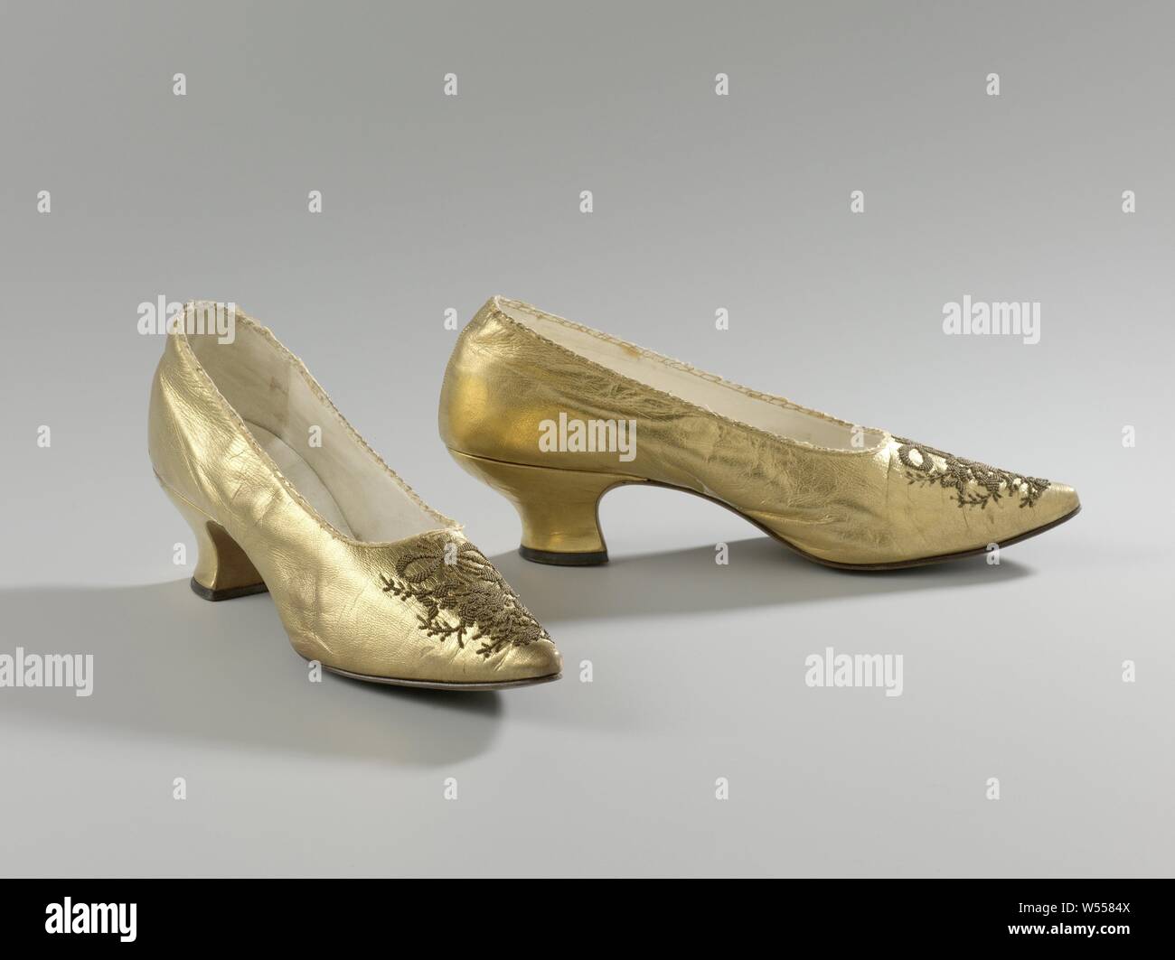 Mirar fijamente reputación Pakistán Zapatos dorados fotografías e imágenes de alta resolución - Alamy